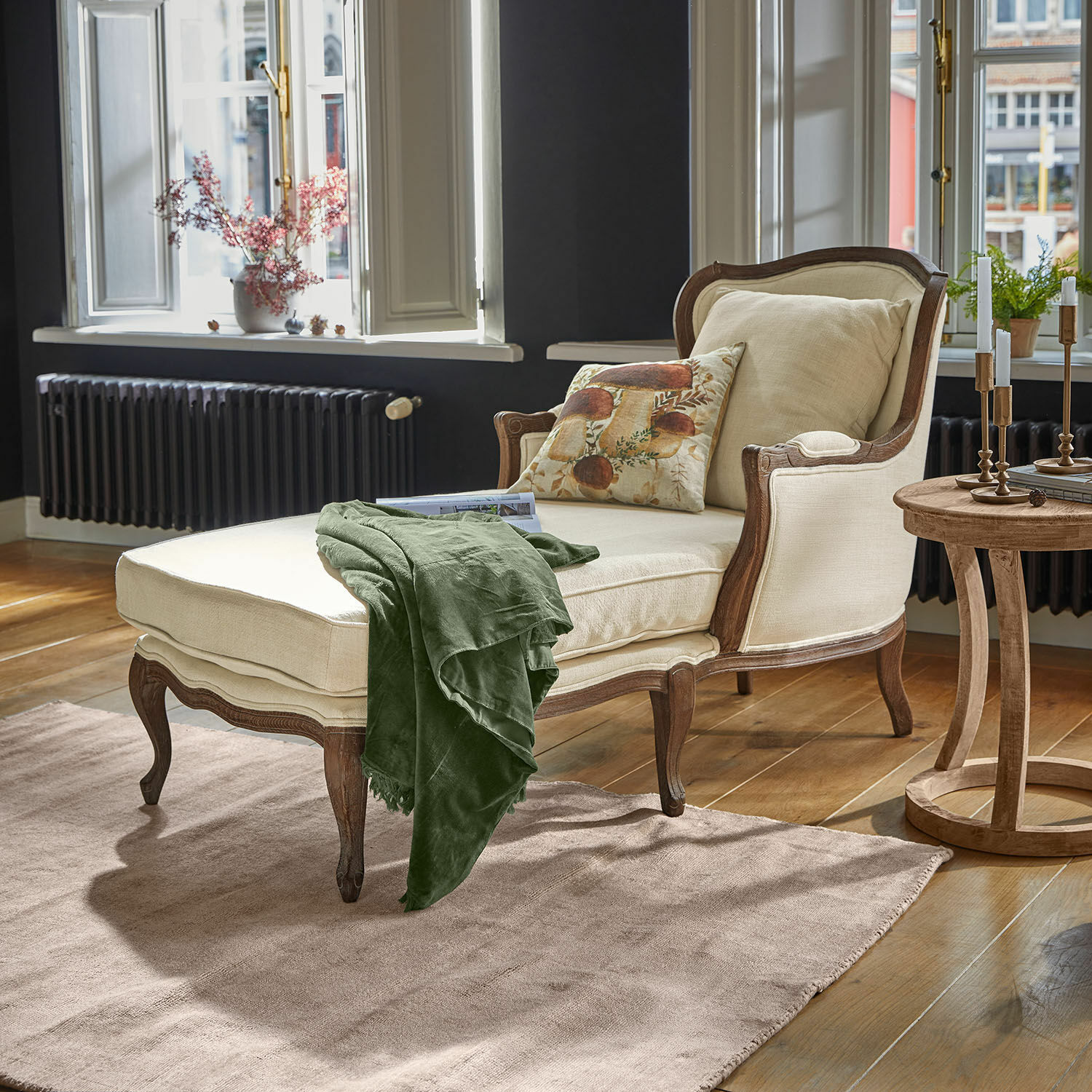 Chaiselongue Muel Beige Chaiselongue mit Holzrahmen und grünem Überwurf in hellem Wohnzimmer mit Parkettboden