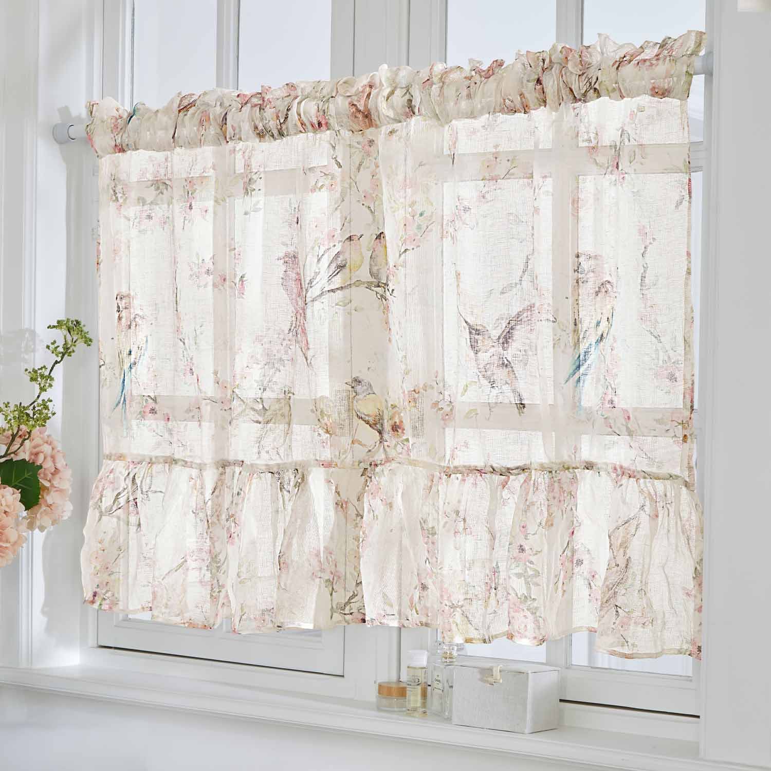 Transparenter Vorhang mit zartem Vogel- und Blumenmuster in Pastellfarben zur Fensterdekoration