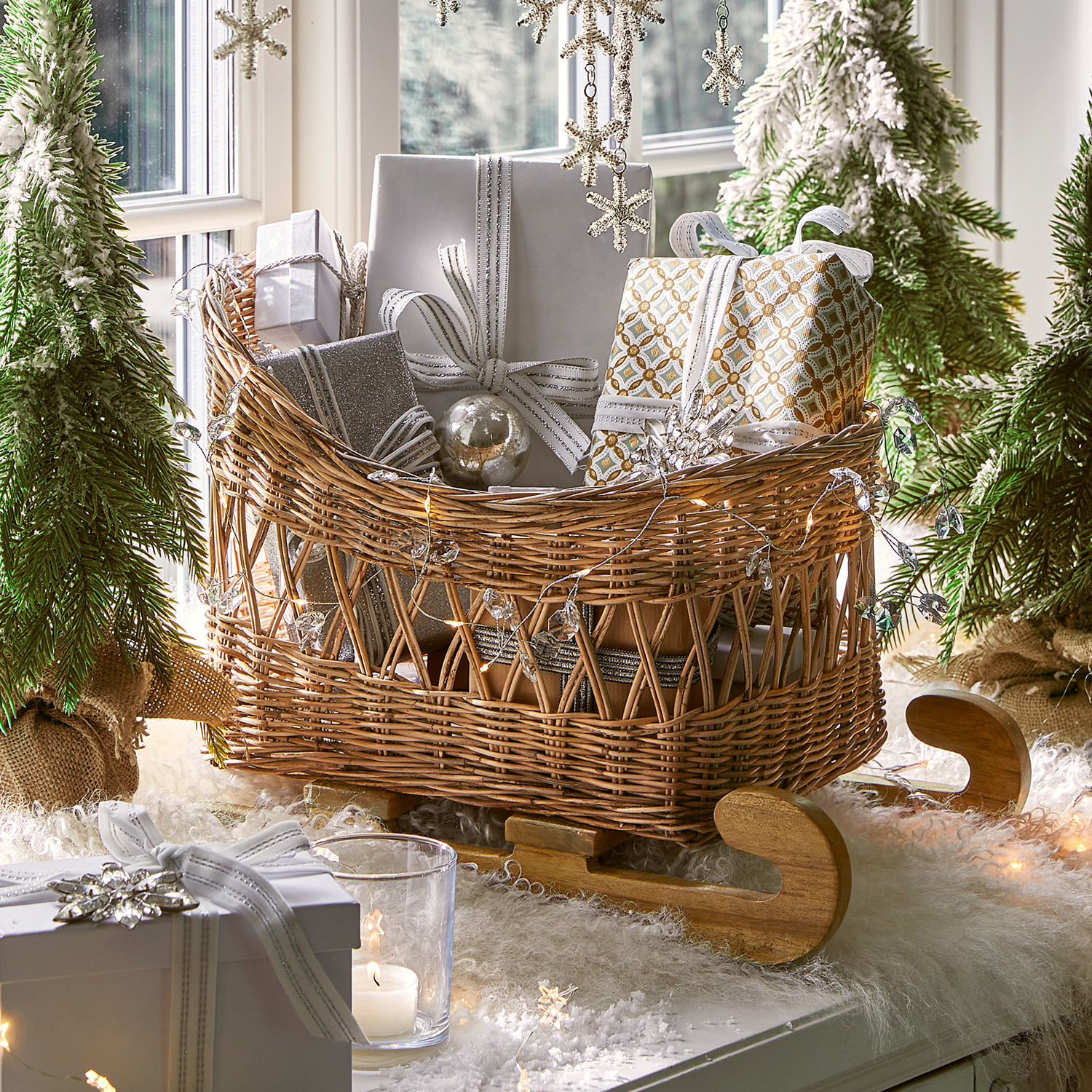 Wikinger Schlitten mit Holzkufen gefüllt mit silbernen und weißen Weihnachtsgeschenken als Dekoration