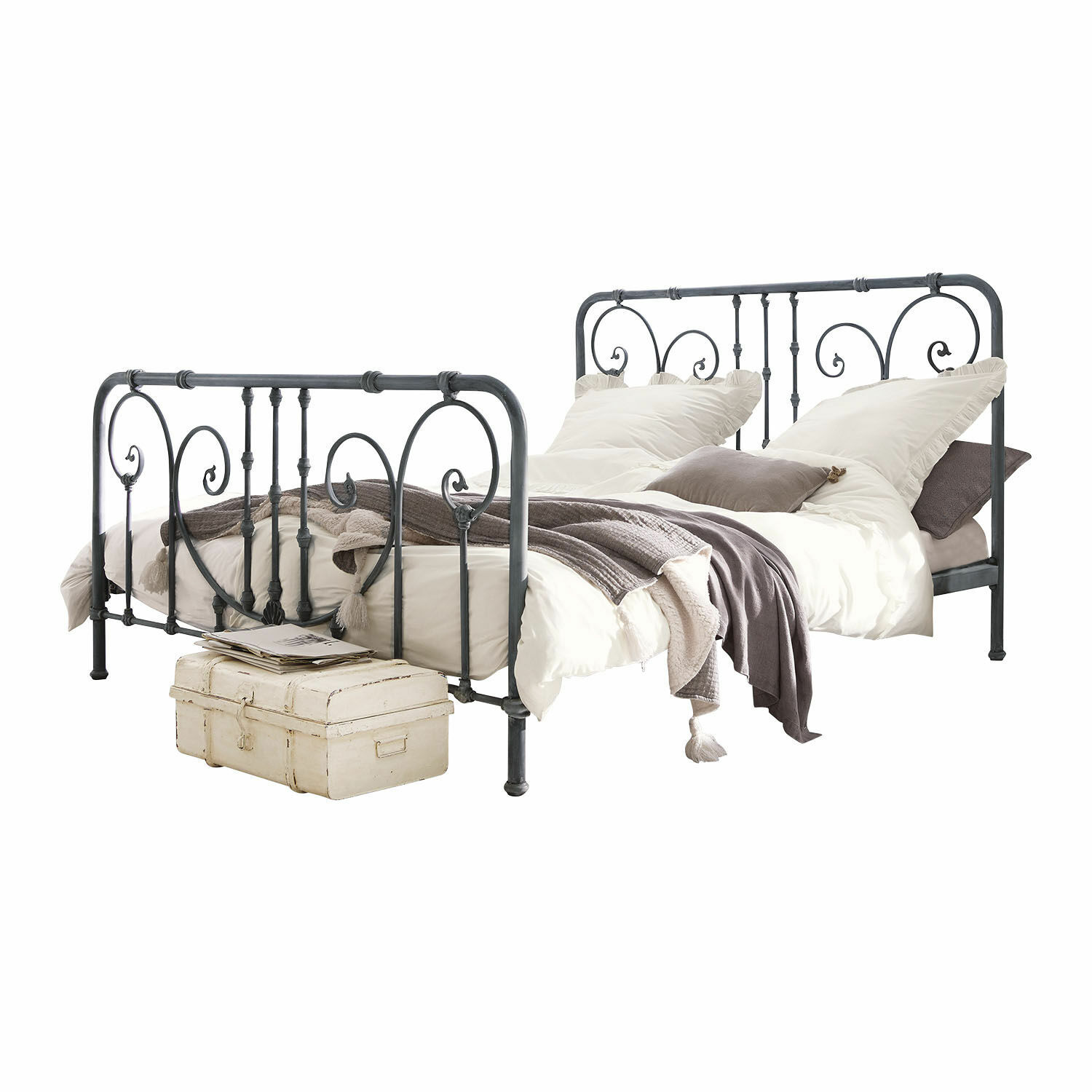 Bett Genouillé Vintage-Metallbett in Grau mit dekorativen Verzierungen, weisser Bettwäsche und grauen Decken