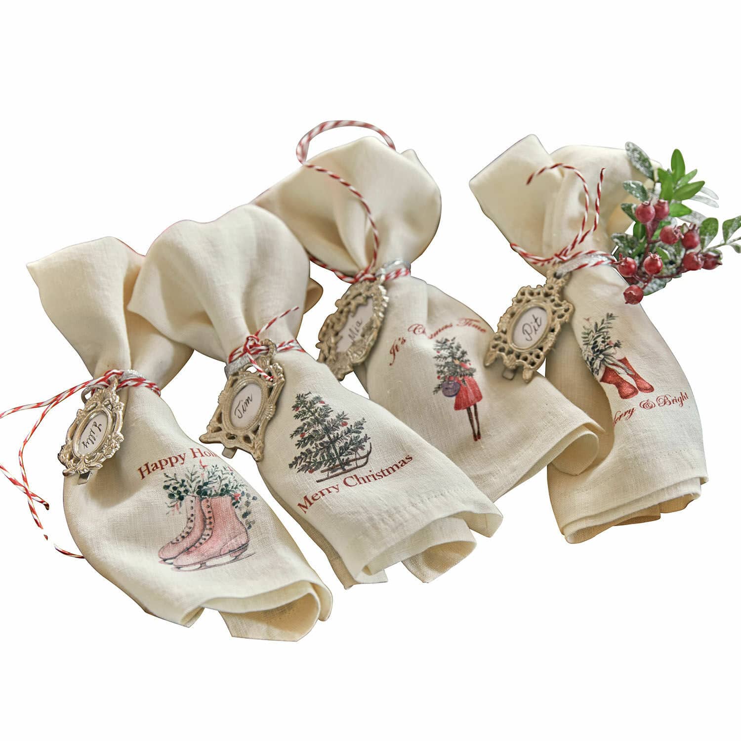 Serviette 4er Set Merry & Bright Set aus Leinen-Weihnachtsservietten mit Druck und dekorativen Anhängern, festliche Tischdekoration