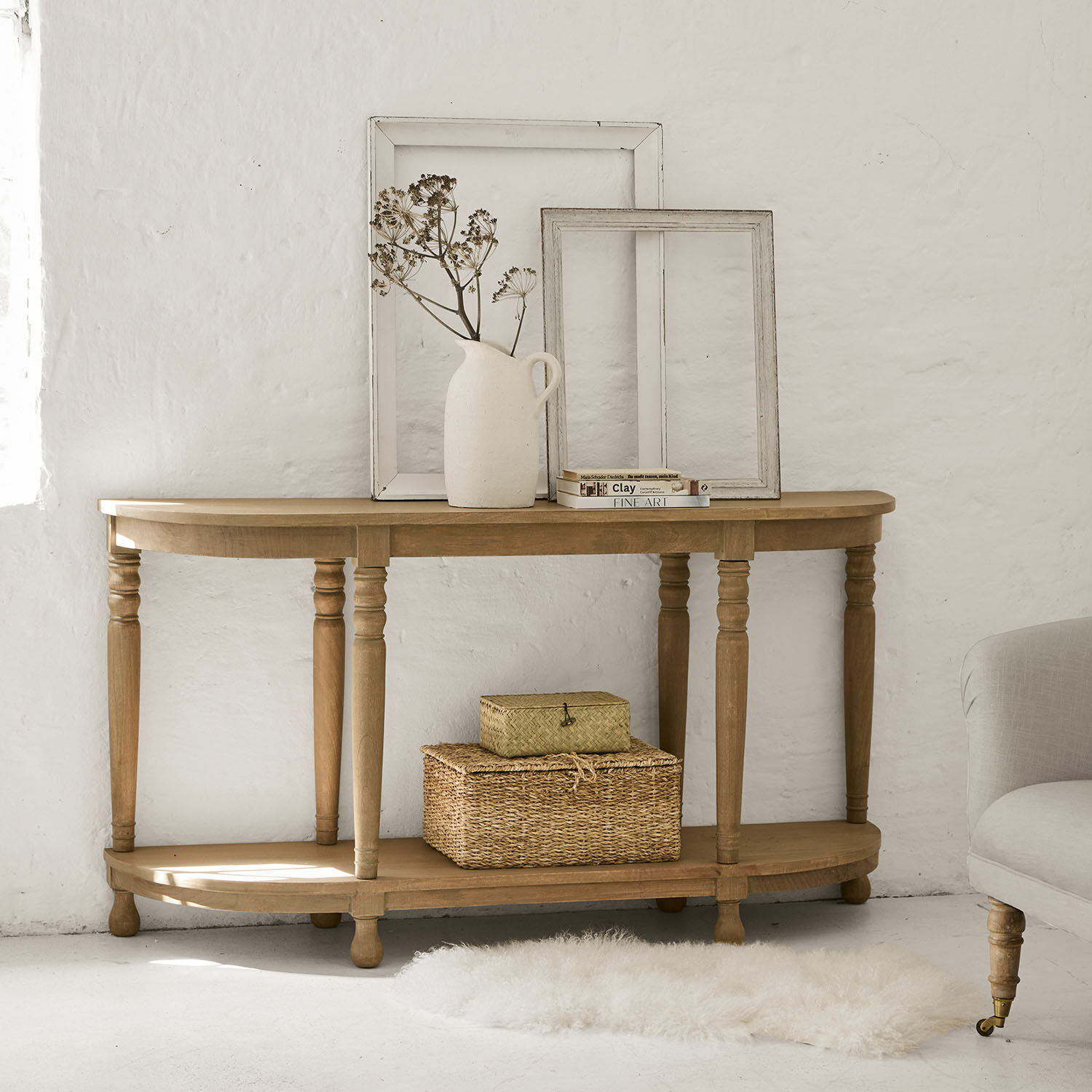 Konsole Brookdale Konsolentisch aus Holz in Naturfarbe mit dekorativem Bilderrahmen und Vase mit Trockenblumen