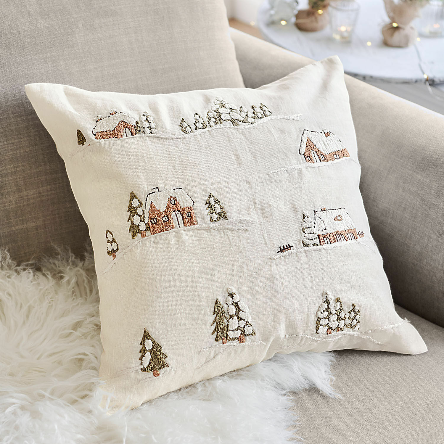 Kissenhülle Lyngstad Beiges Leinenkissen mit Stickerei eines Winterdorfs und verschneiten Bäumen, Winterdekoration