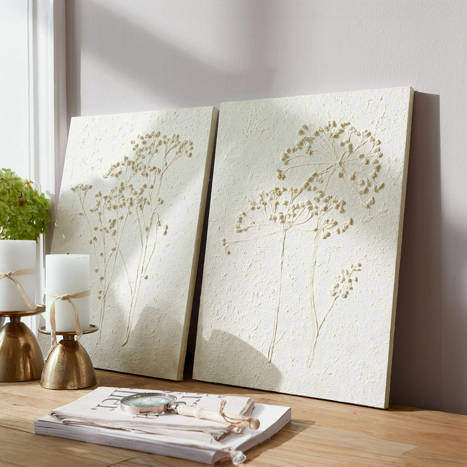 Bild 2er Set Tiloren Dekorative Wandpaneele in Creme mit pflanzlichem Relief auf hellem Holztisch