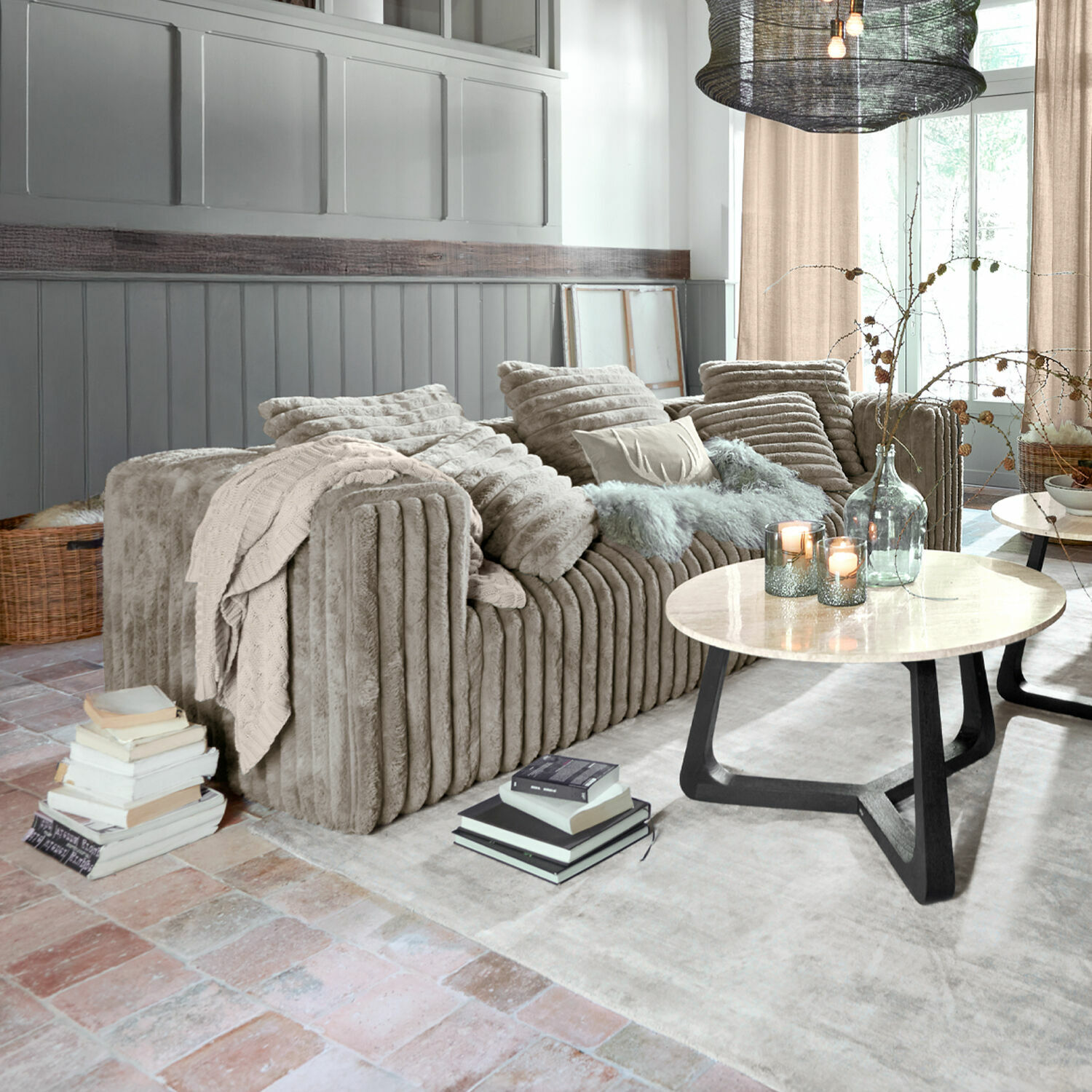 Sofa Roucemont Beiges Plüschsofa mit Kissen und Decke in modernem Wohnzimmer mit Marmortisch