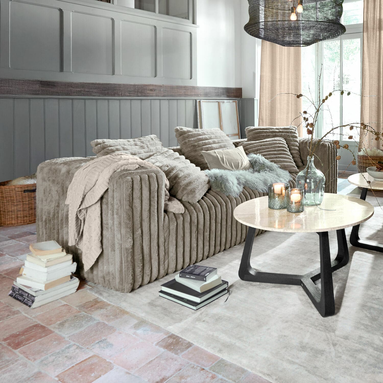 Sofa Roucemont Beiges Plüschsofa mit Kissen und Decke in modernem Wohnzimmer mit Marmortisch