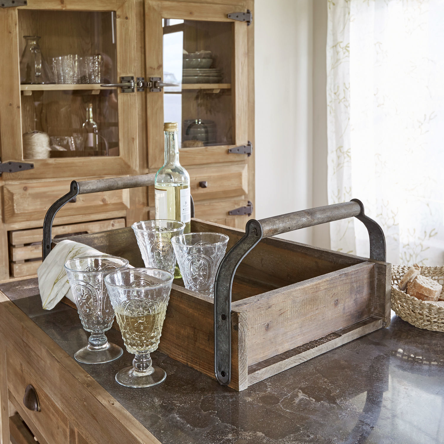 Tablett Perryham Holzkiste mit Metallgriffen auf Küchenarbeitsplatte mit Weingläsern und Flasche