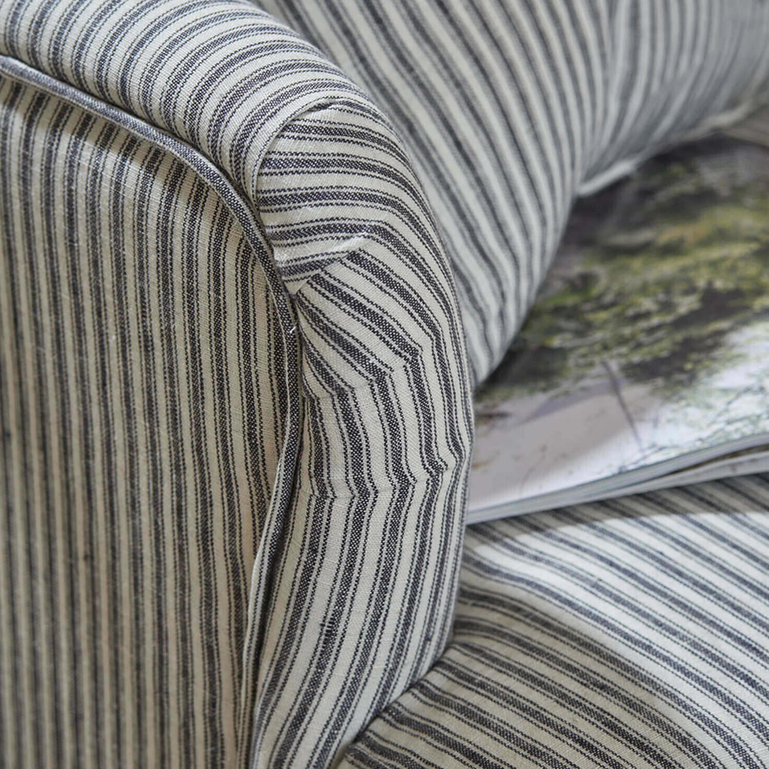 Gestreiftes Sofa aus Baumwollstoff in Grau und Weiss mit offenem Buch auf der Sitzfläche