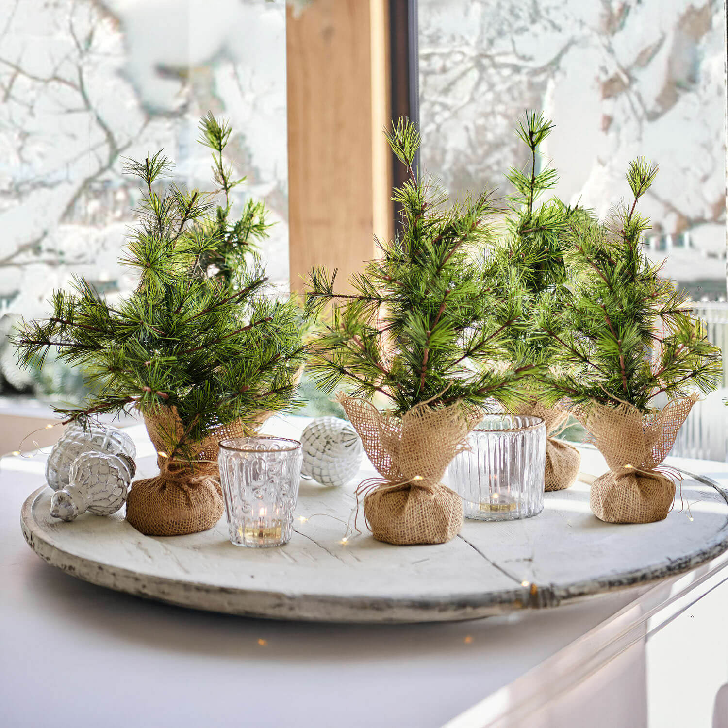 Deko-Baum 4er Set Millies Kleine dekorative Tannenbäume in Jutesäcken auf weissem Tablett mit Kerzen und Weihnachtsdeko