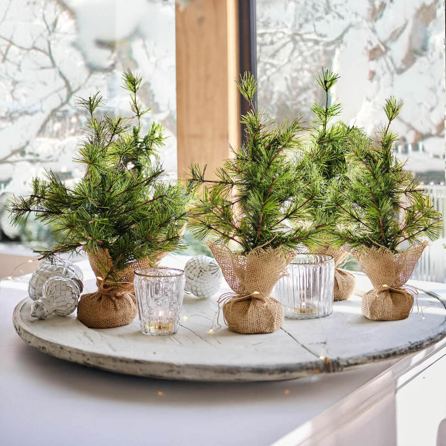Deko-Baum 4er Set Millies Kleine dekorative Tannenbäume in Jutesäcken auf weissem Tablett mit Kerzen und Weihnachtsdeko