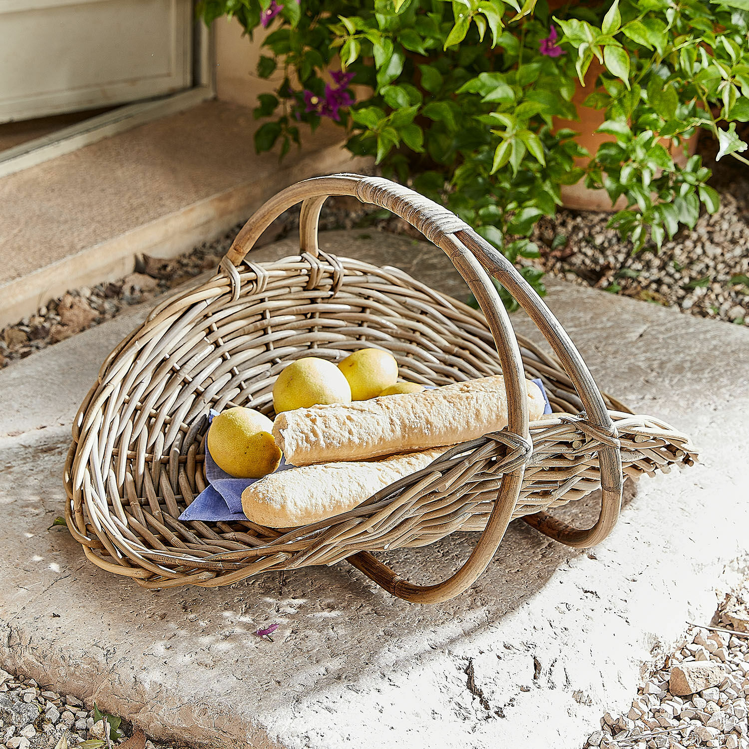 Korb Drillaux Natürlicher Weidenkorb mit Griff, gefüllt mit Baguette und Zitronen, ideal zur Aufbewahrung