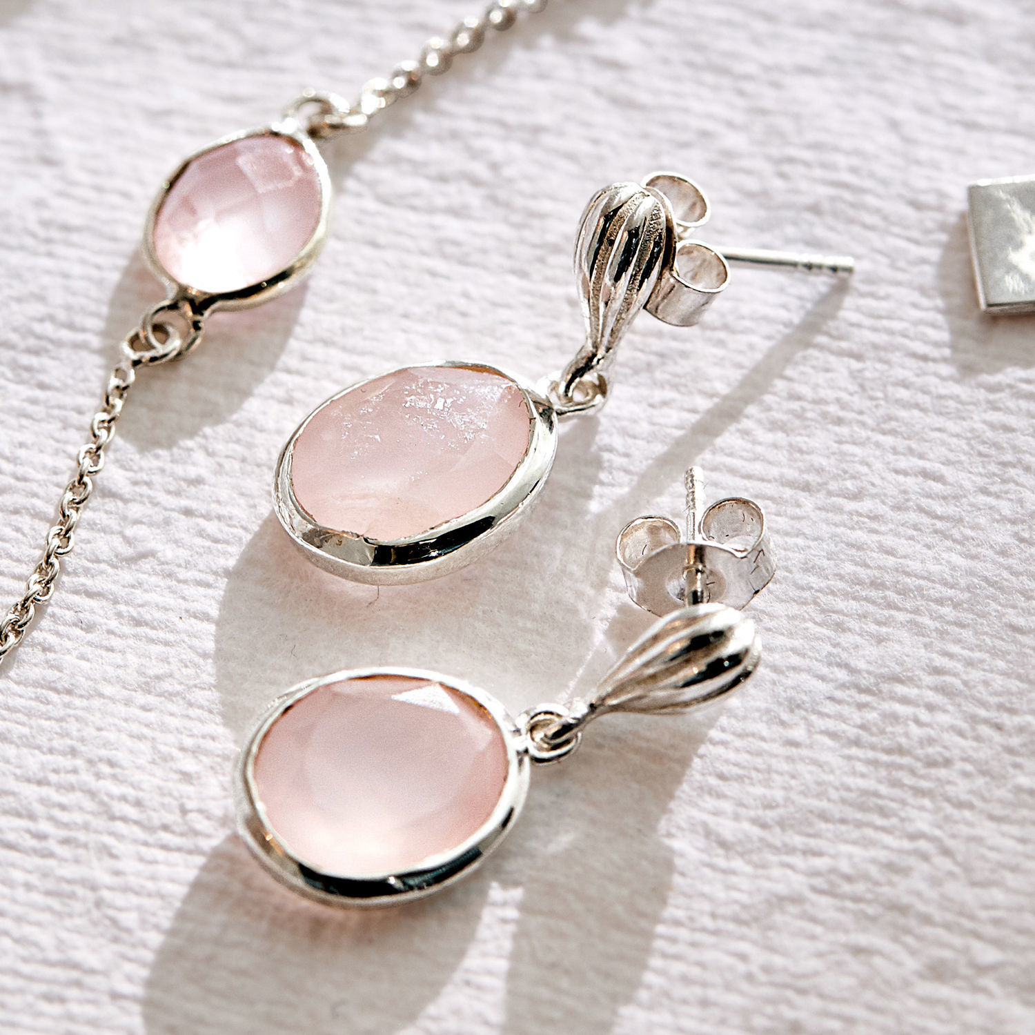 Silberne Ohrringe mit ovalem rosa Stein, feiner Damenschmuck