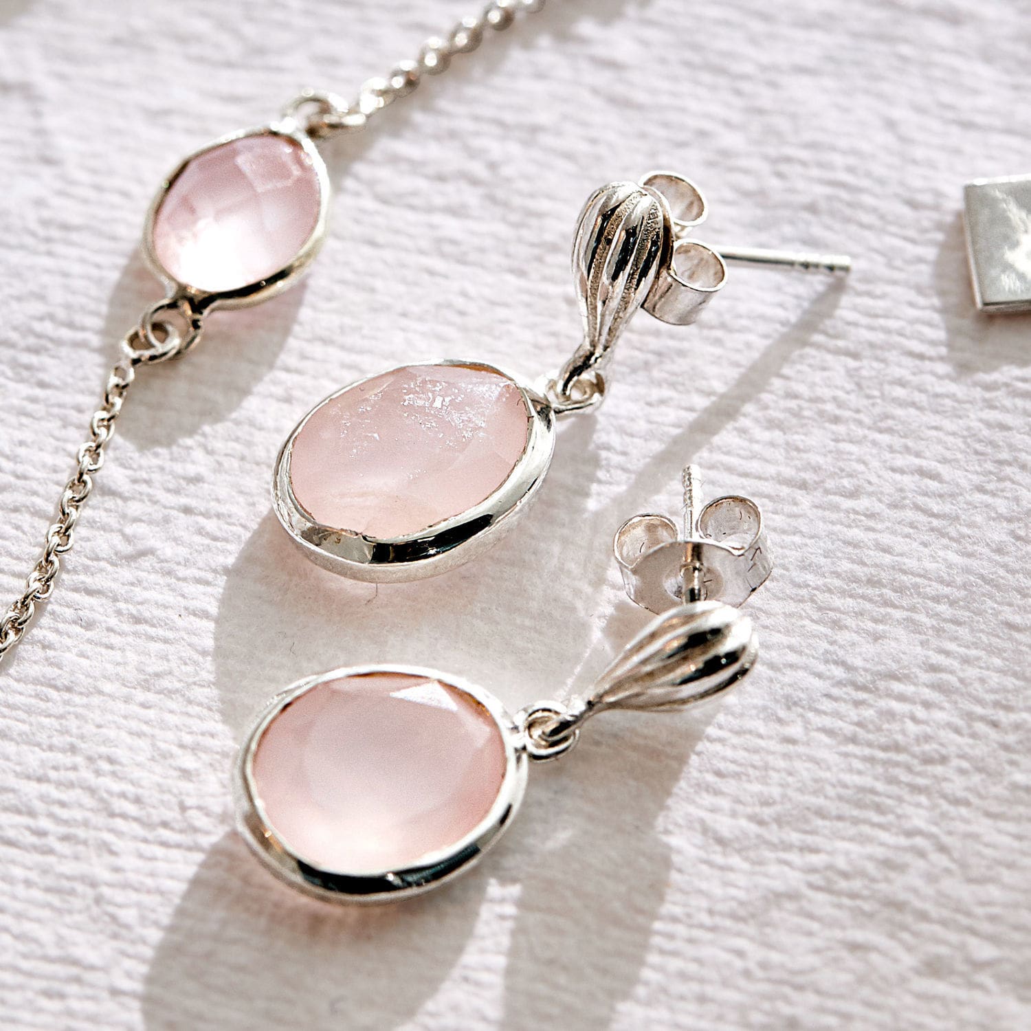 Ohrringe Meadow Silberne Ohrringe mit ovalem rosa Stein, feiner Damenschmuck