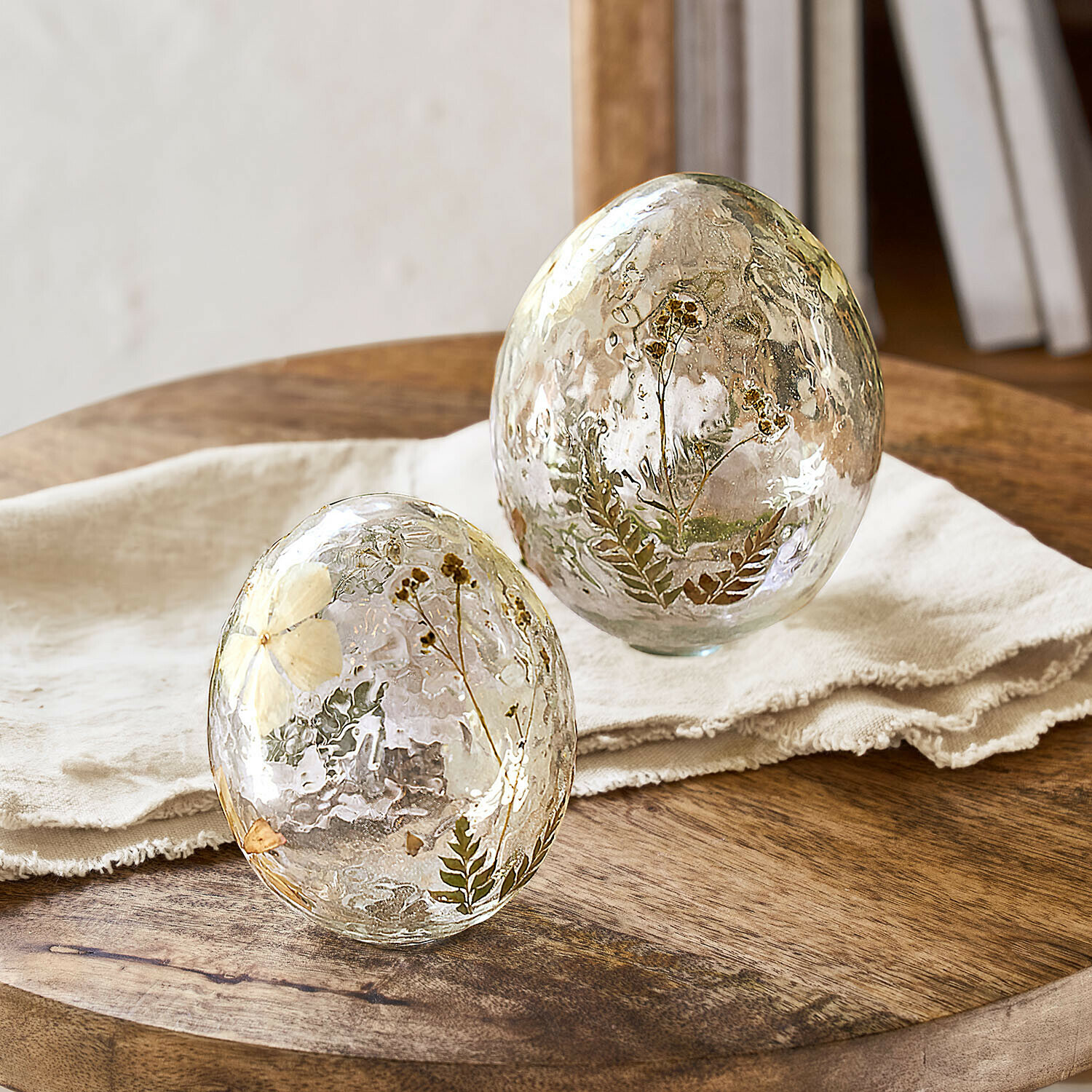 Deko-Ei 2er Set Coudrisse Glas-Eier mit getrockneten Blumen und Blättern als Dekoration auf Holztisch