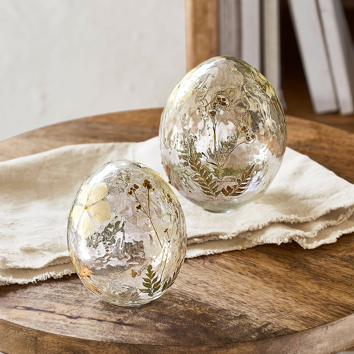 Deko-Ei 2er Set Coudrisse Glas-Eier mit getrockneten Blumen und Blättern als Dekoration auf Holztisch