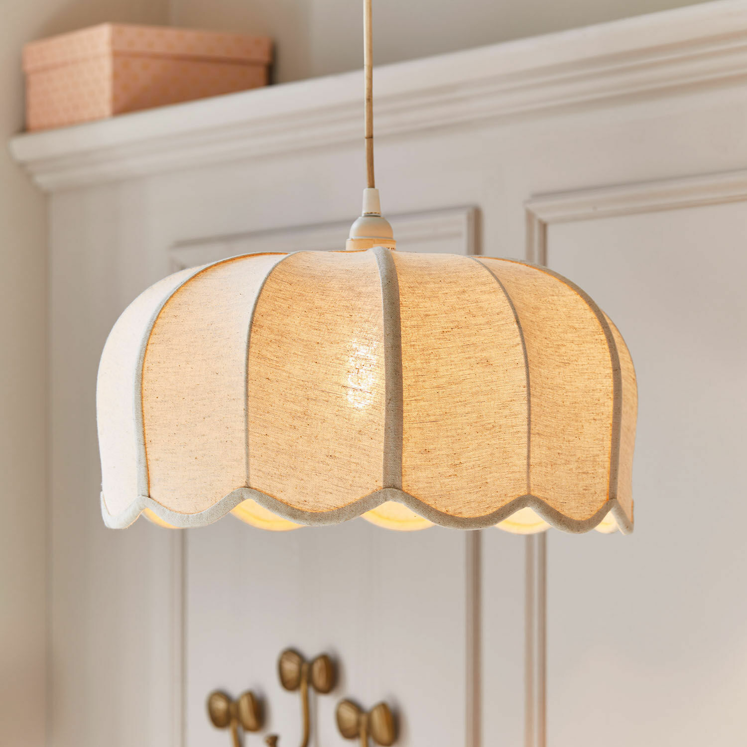 Hängelampe Ljosna Hängelampe aus cremefarbenem Stoff mit wellenförmigem Design, dekorative Deckenleuchte fürs Wohnzimmer