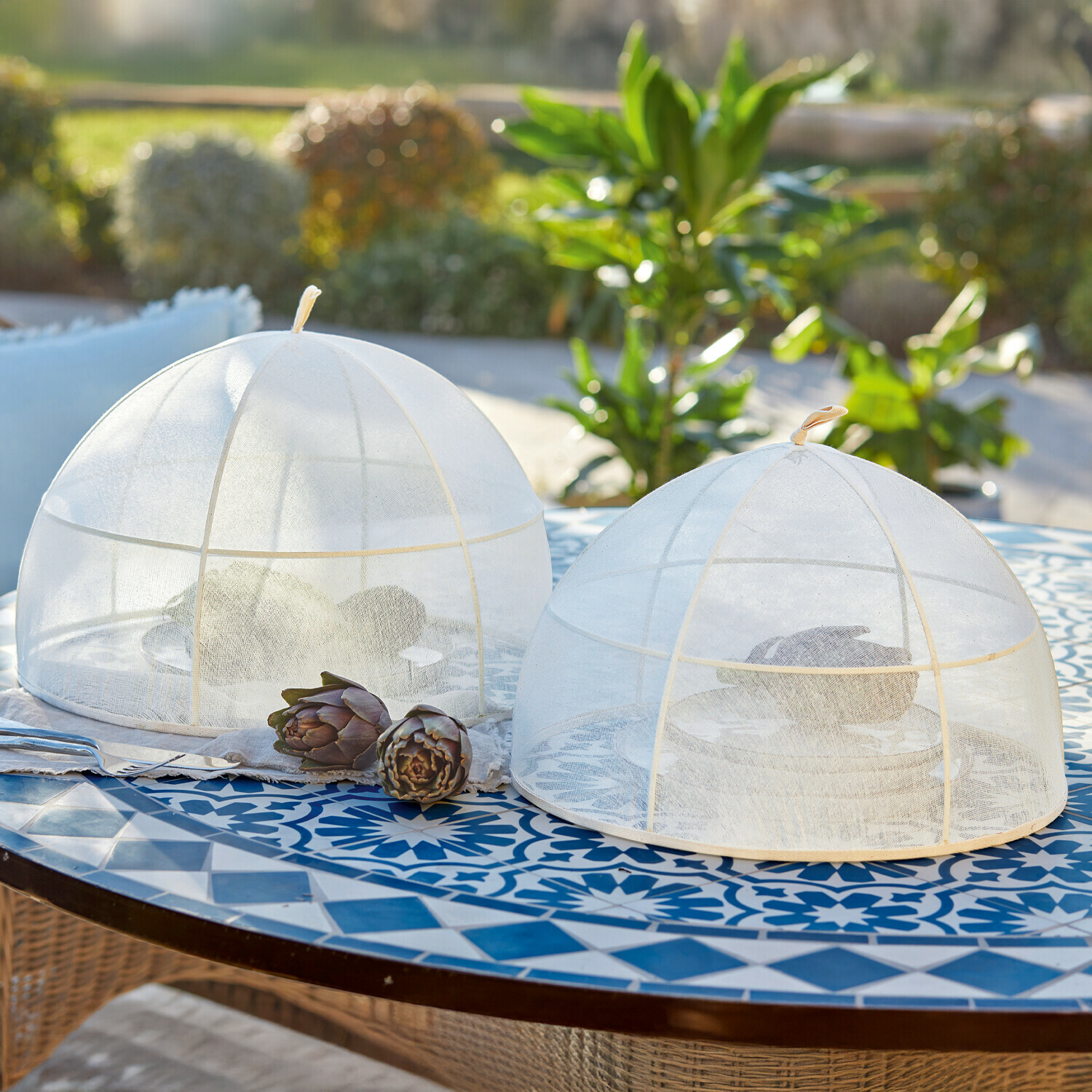 Abdeckhaube 2er Set Ognéville Zwei weisse Netz-Abdeckhauben auf blau gemustertem Tisch, Insektenschutz für Speisen im Freien