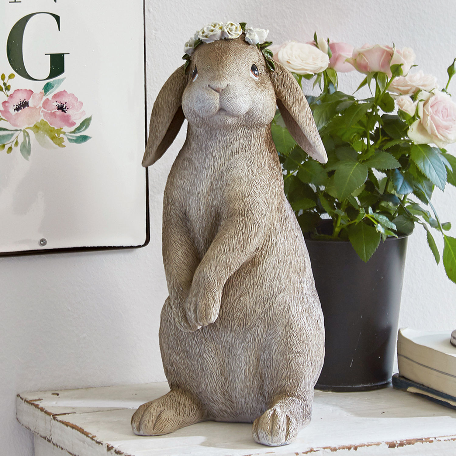 Hase Sweety Beige Hasenfigur aus Kunststoff mit weissem Blumenkranz, dekoratives Wohnaccessoire.