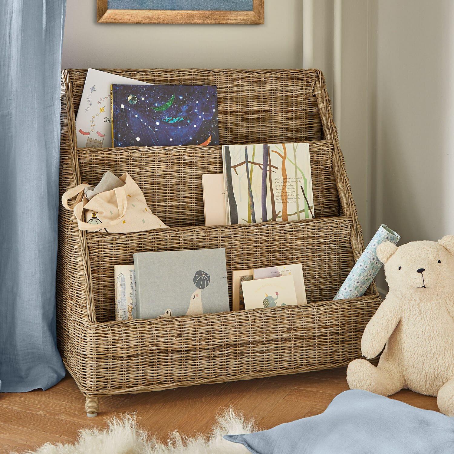 Regal Trésolia Dreistufiges Regal aus natürlichem Rattan mit Büchern und Plüschbär im Kinderzimmer
