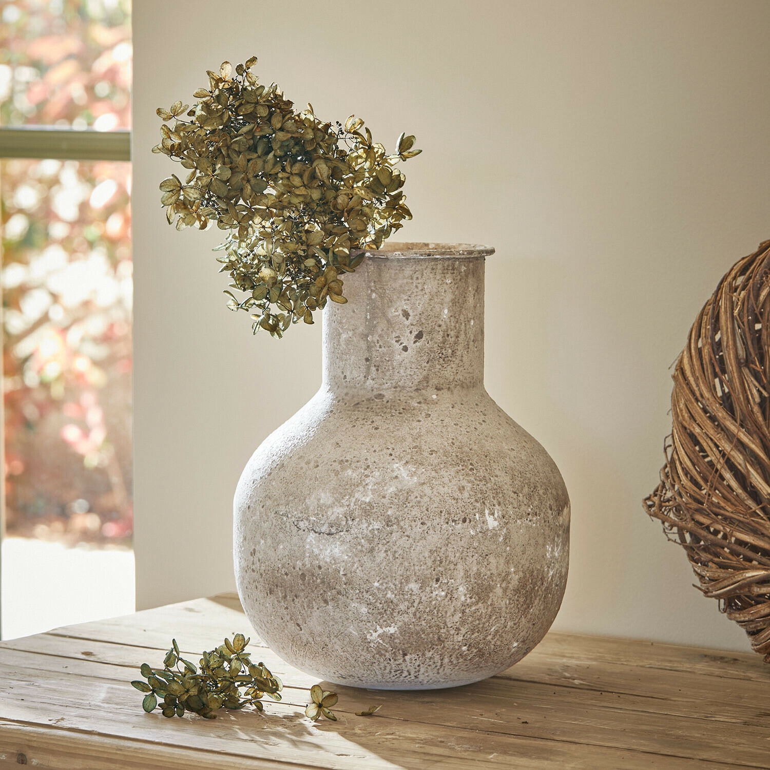 Vase Delavine Grosse graue Keramikvase mit getrockneten Blumen auf Holztisch in hellem Raum