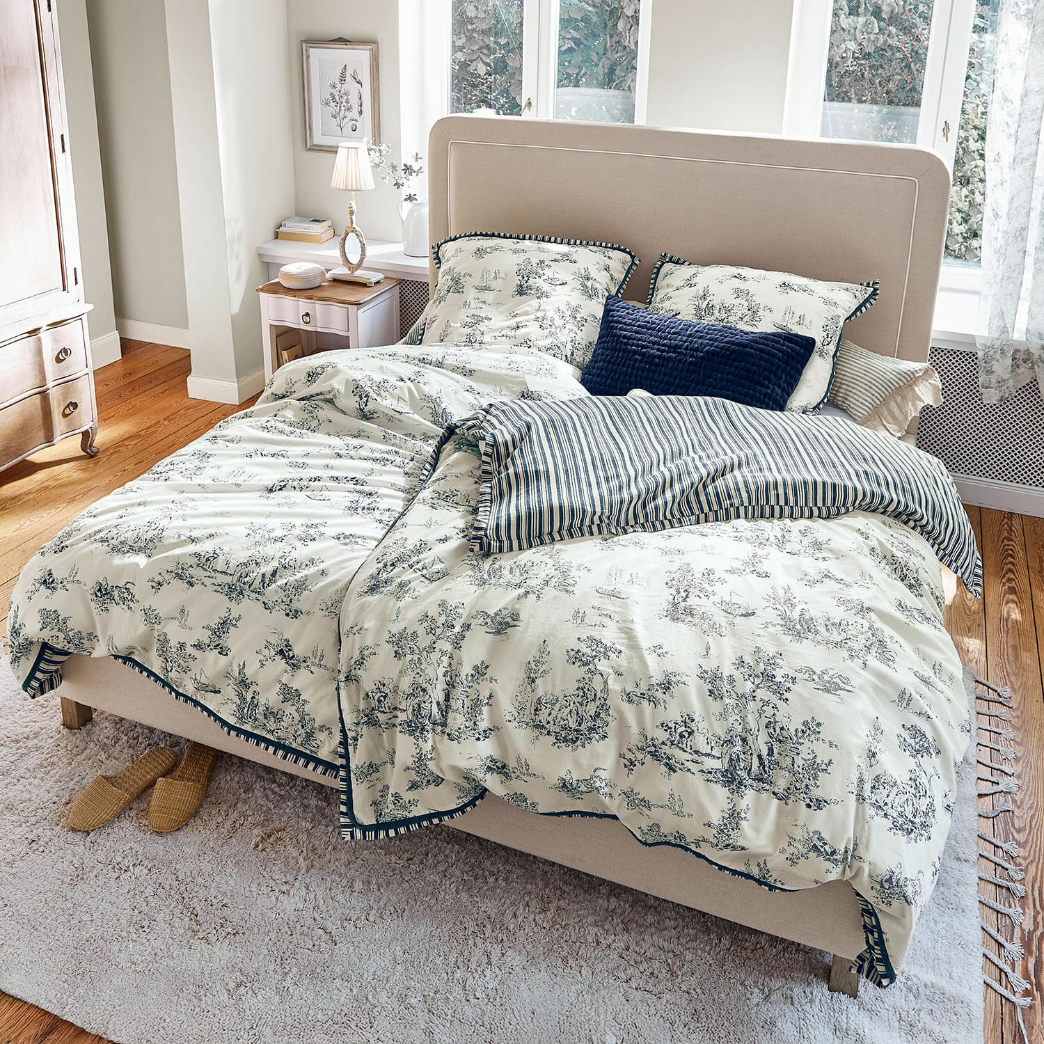 Bett Faircombe Baumwoll-Bettwäsche in Creme mit blauem Muster und Streifen, elegante Schlafzimmerdekoration