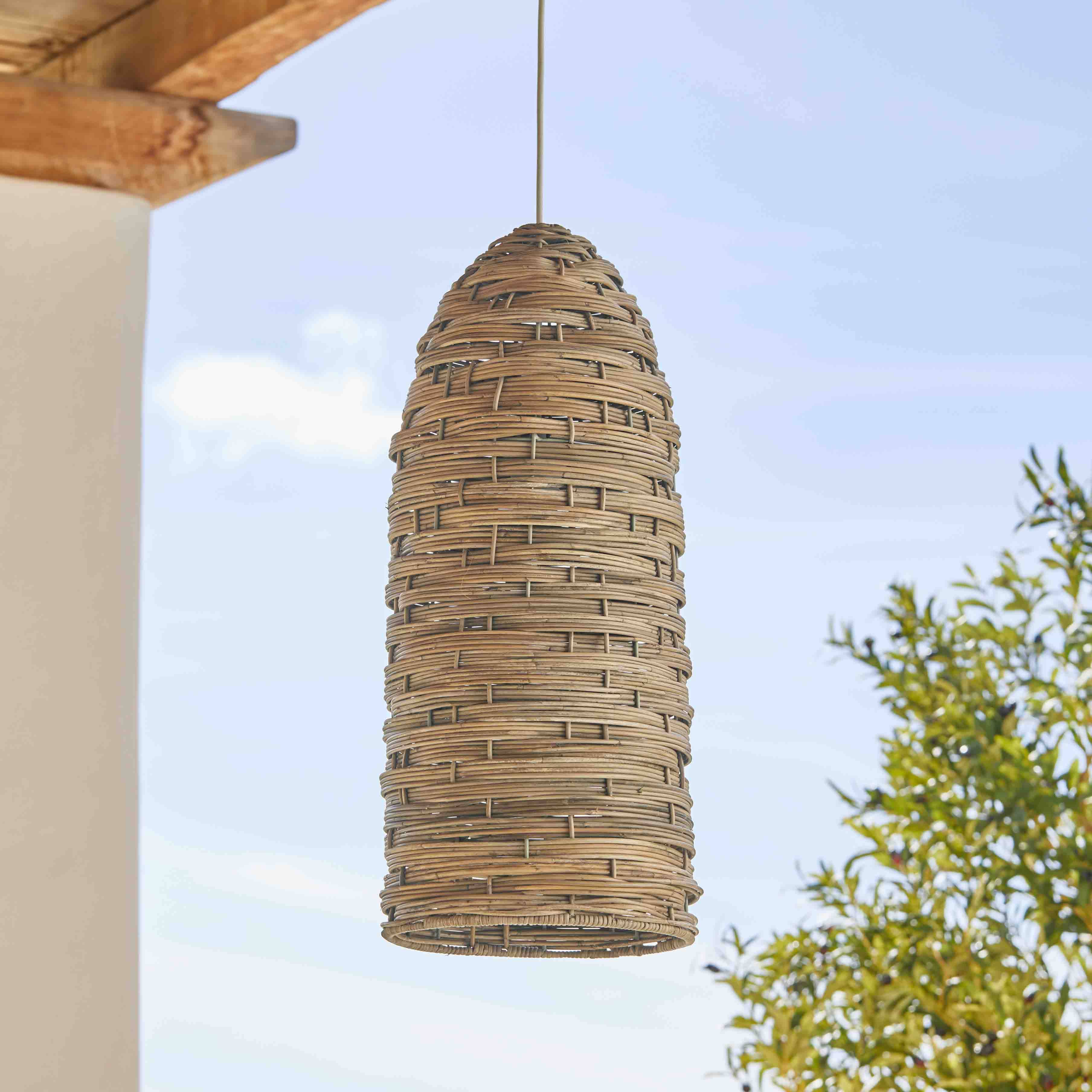 Hängelampe aus natürlichem Rattan, ideal für gemütliche Wohnraumbeleuchtung und Dekoration