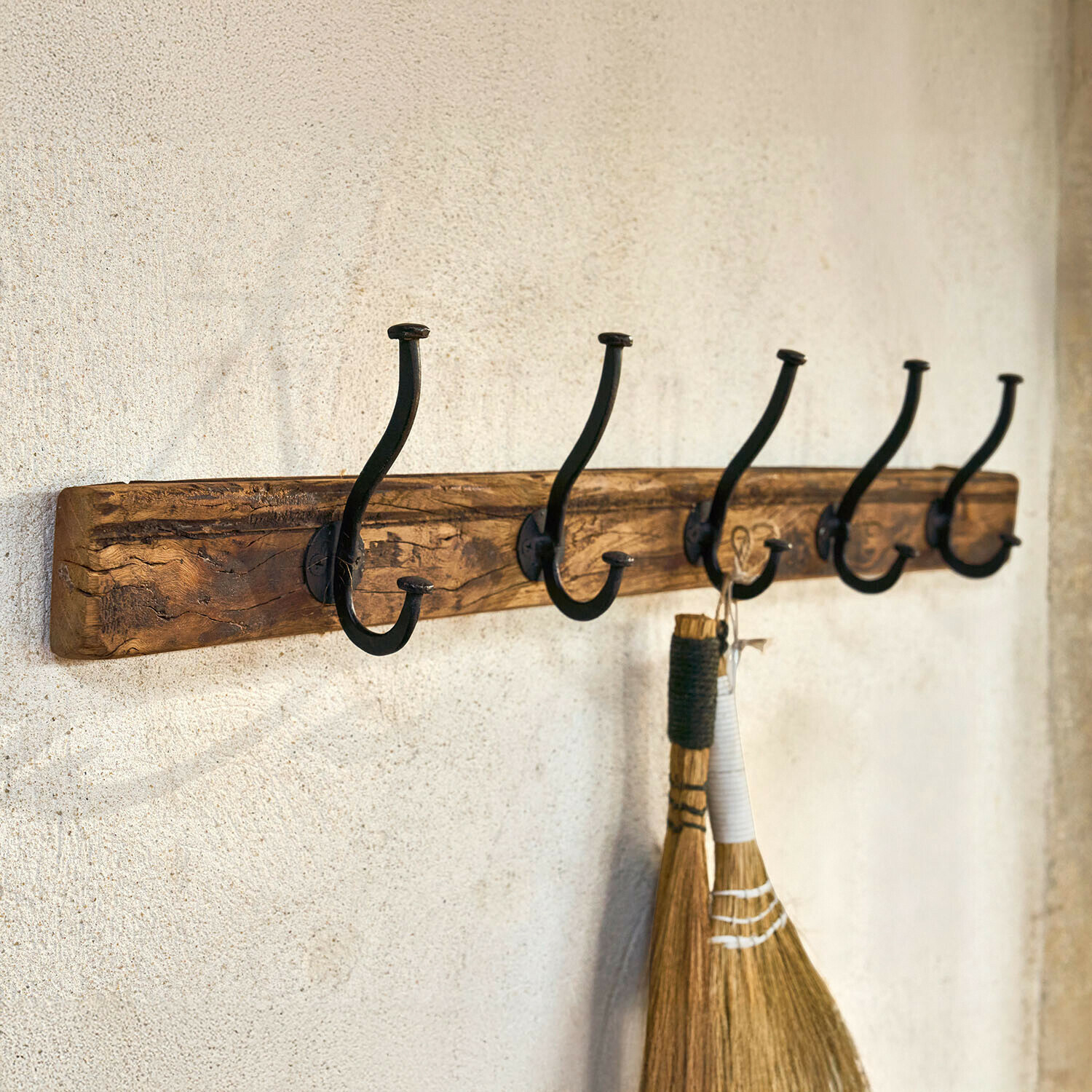 Hakenleiste Sémone Rustikaler Wandhaken aus Holz mit fünf schwarzen Metallhaken zum Aufhängen von Gegenständen