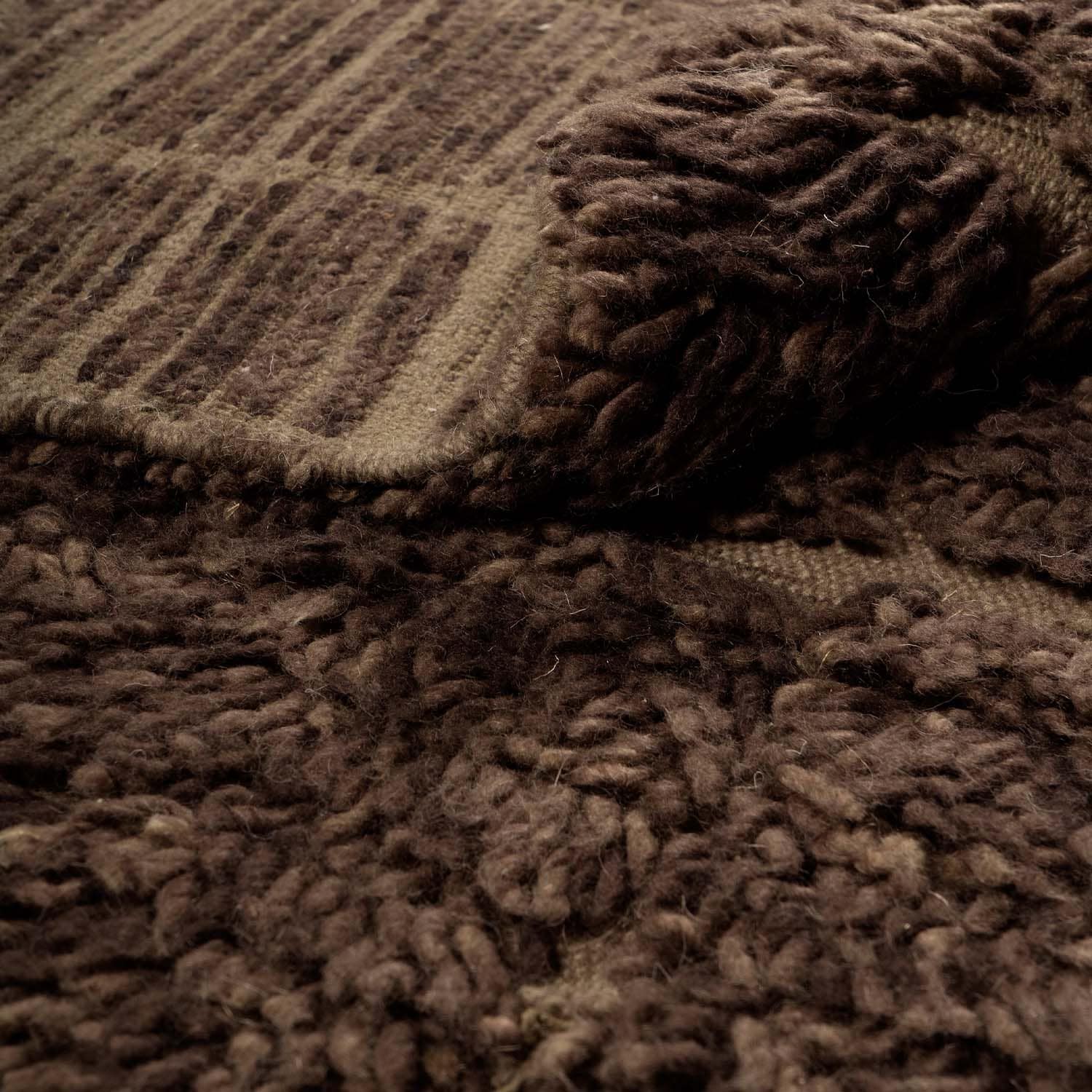 Braune, dicke Wolldecke mit Muster, perfekt für gemütliche Momente zuhause