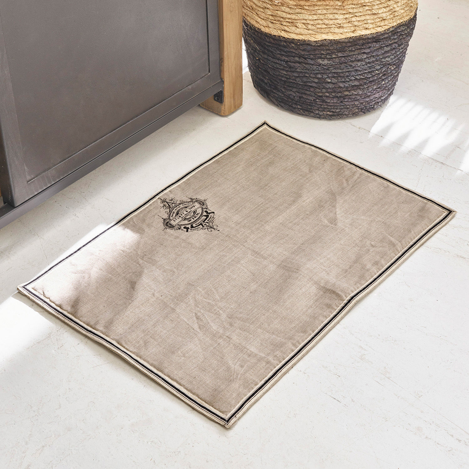 Badematte Rania Beige Baumwollmatte mit schwarzem Druck und Umrandung, ideal zur Wohnraumdekoration