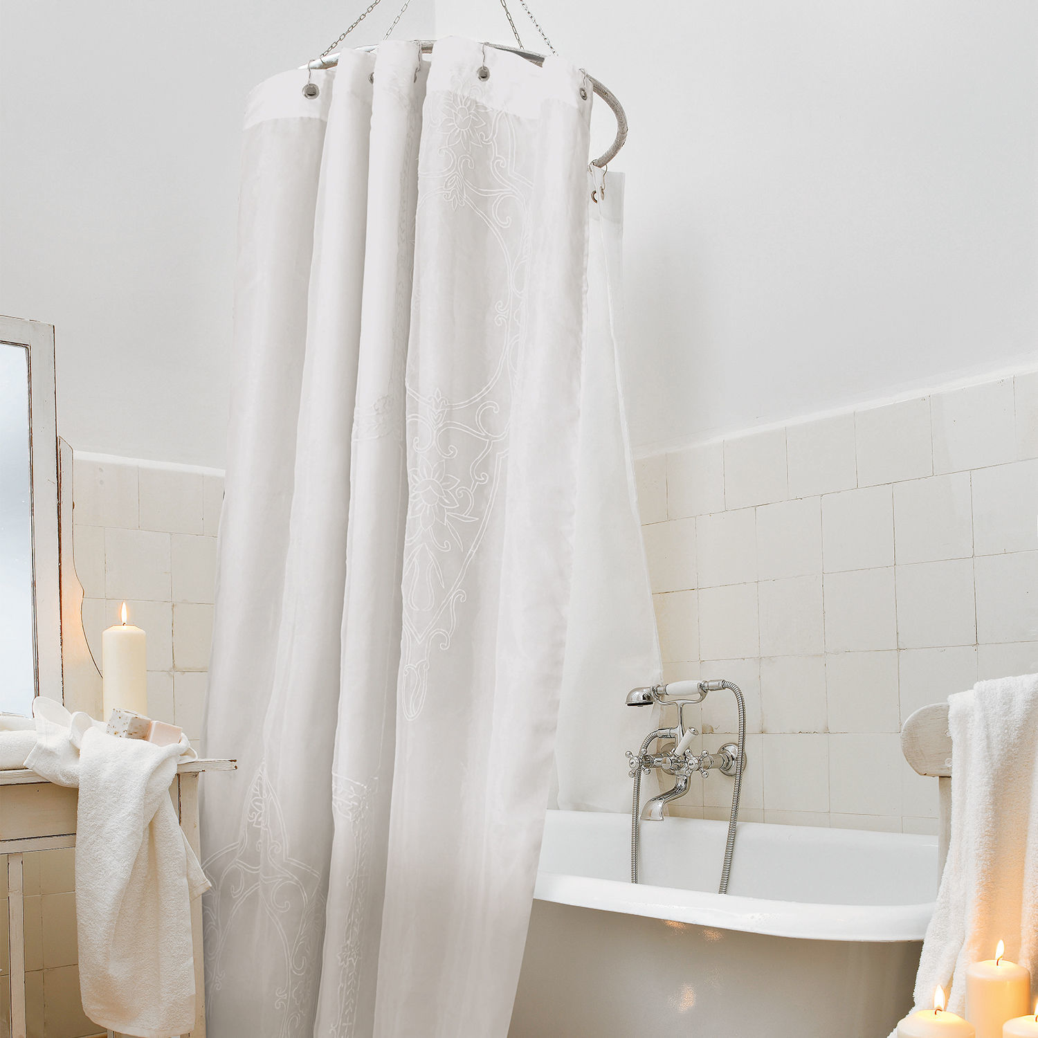 Duschvorhang Bris Weisser Duschvorhang aus Baumwolle mit feinem Muster, Badezimmer mit Badewanne und Kerzen