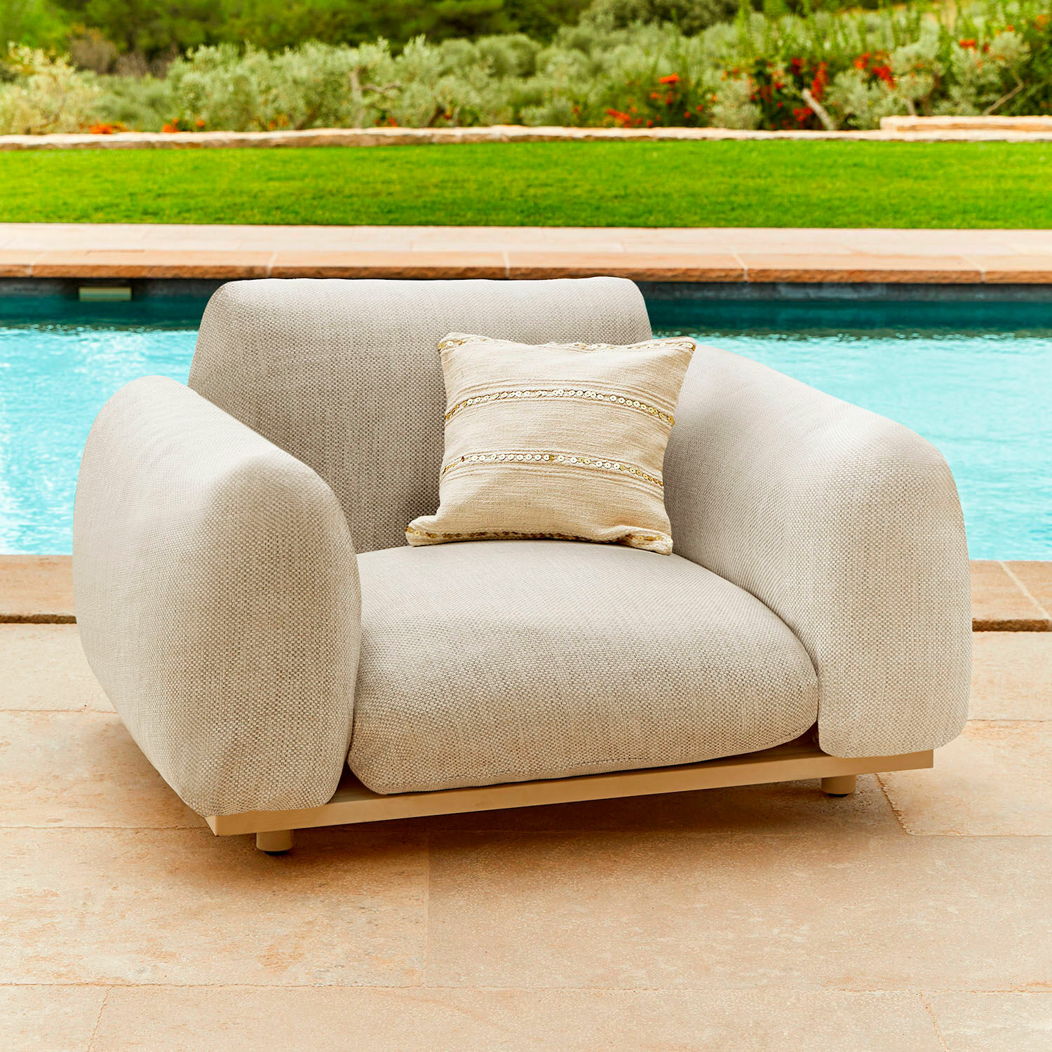 Sessel Savinard Beiger Polsterfessel aus Stoff mit dekorativem Kissen, moderner Loungesessel für Terrasse oder Garten
