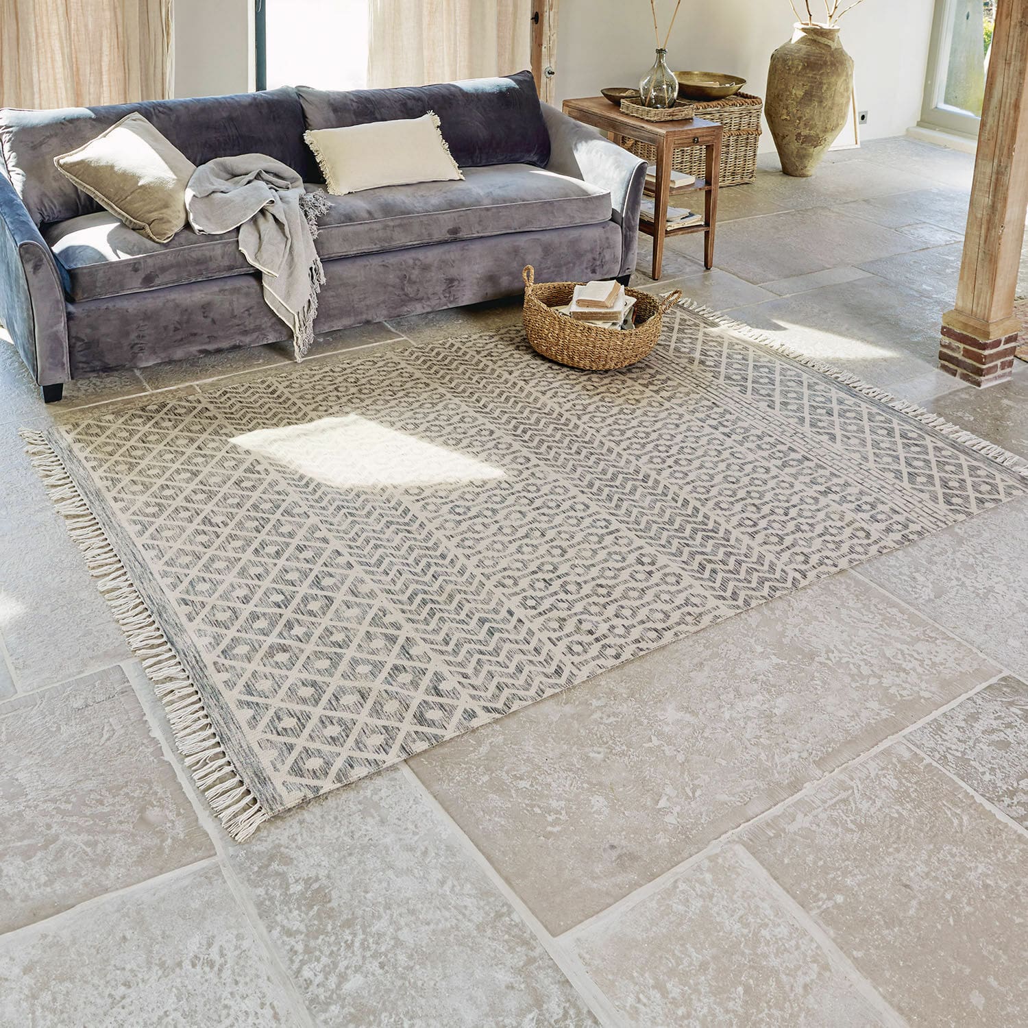 In- & Outdoor-Teppich Champigny Beiger Teppich mit geometrischem Muster und Fransen auf Steinboden im hellen Wohnzimmer