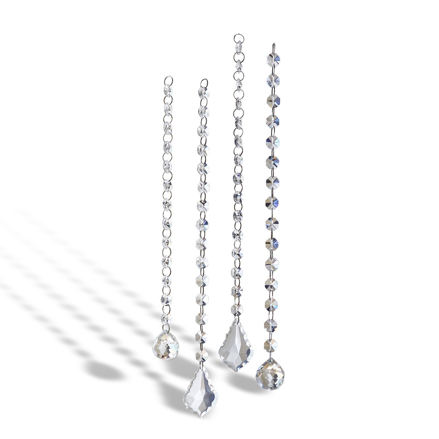 Set aus vier transparenten Kristallanhängern zur Dekoration von Innenräumen und Leuchten