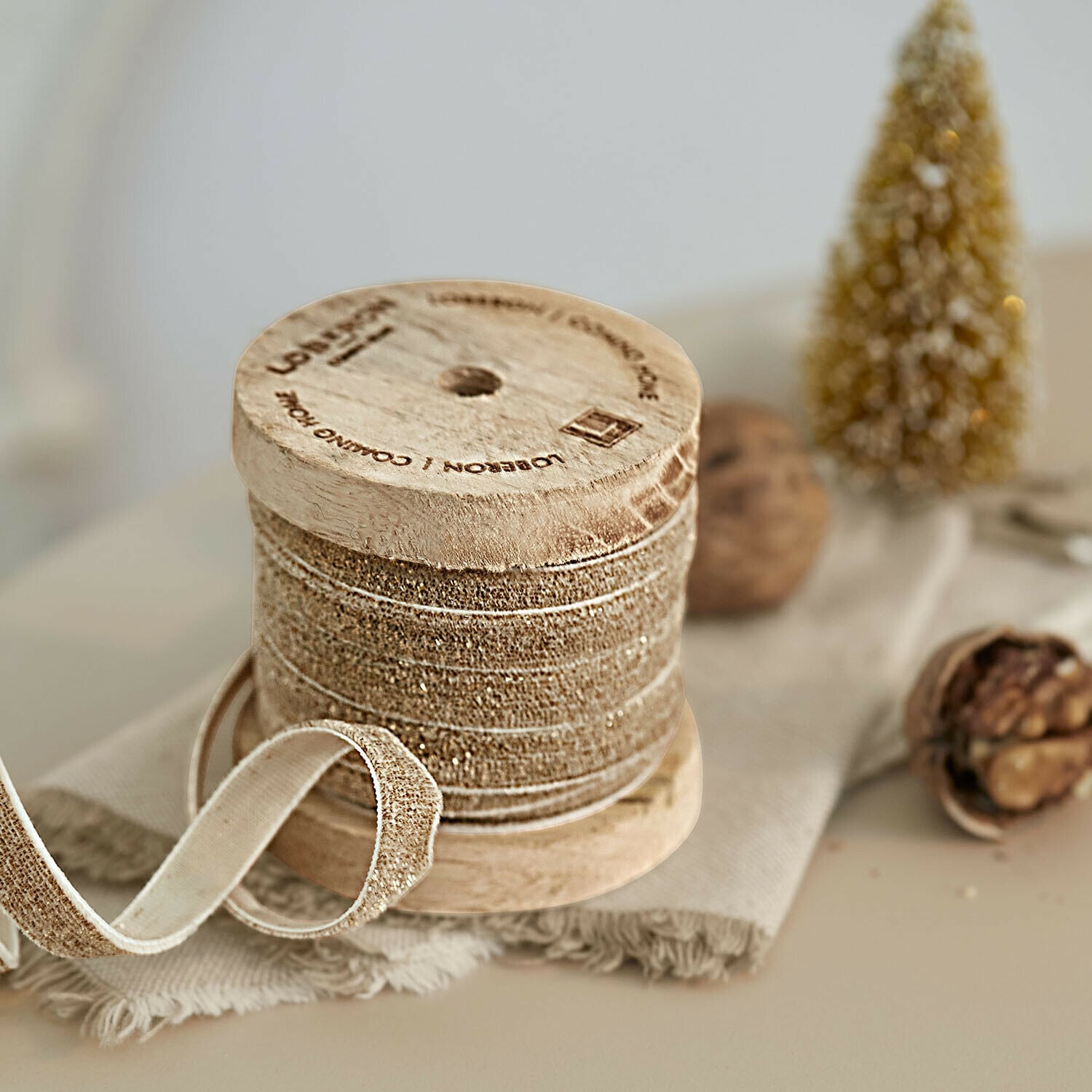Samtband Ulvane Beige glitzerndes Dekoband auf Holzspule, passend für festliche Dekorationen und Geschenkverpackungen