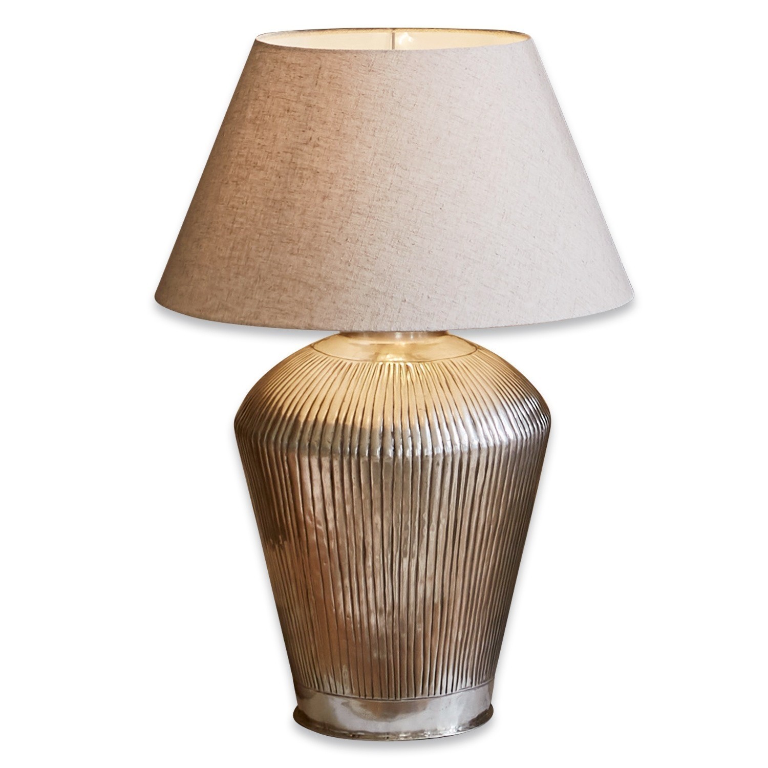 Tischlampe Caulières Tischlampe mit geriffelter Metallbasis in Silber und beigefarbenem Stoffschirm für den Wohnraum