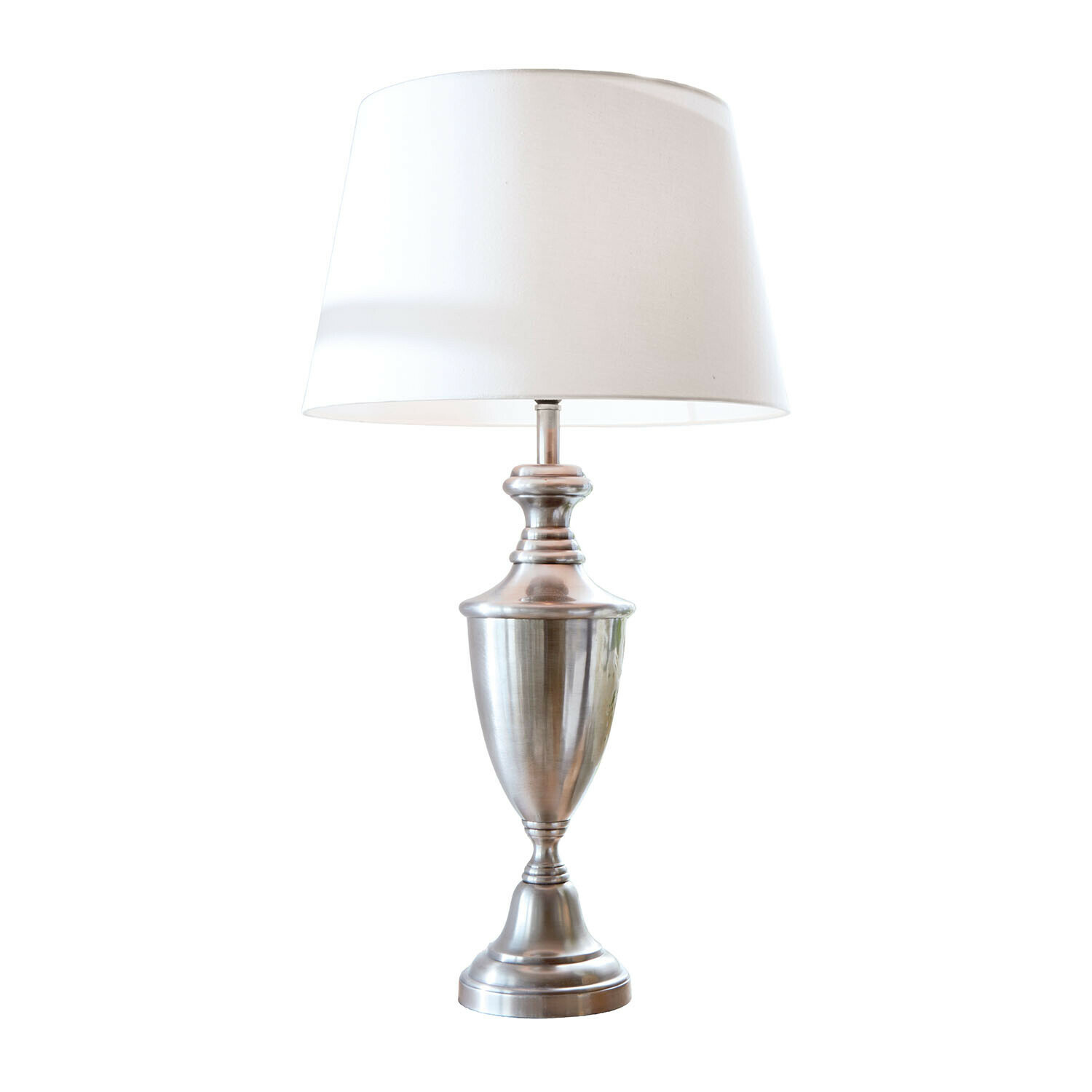 Elegante Tischlampe mit silberner Metallbasis und weissem Lampenschirm fürs Wohnzimmer