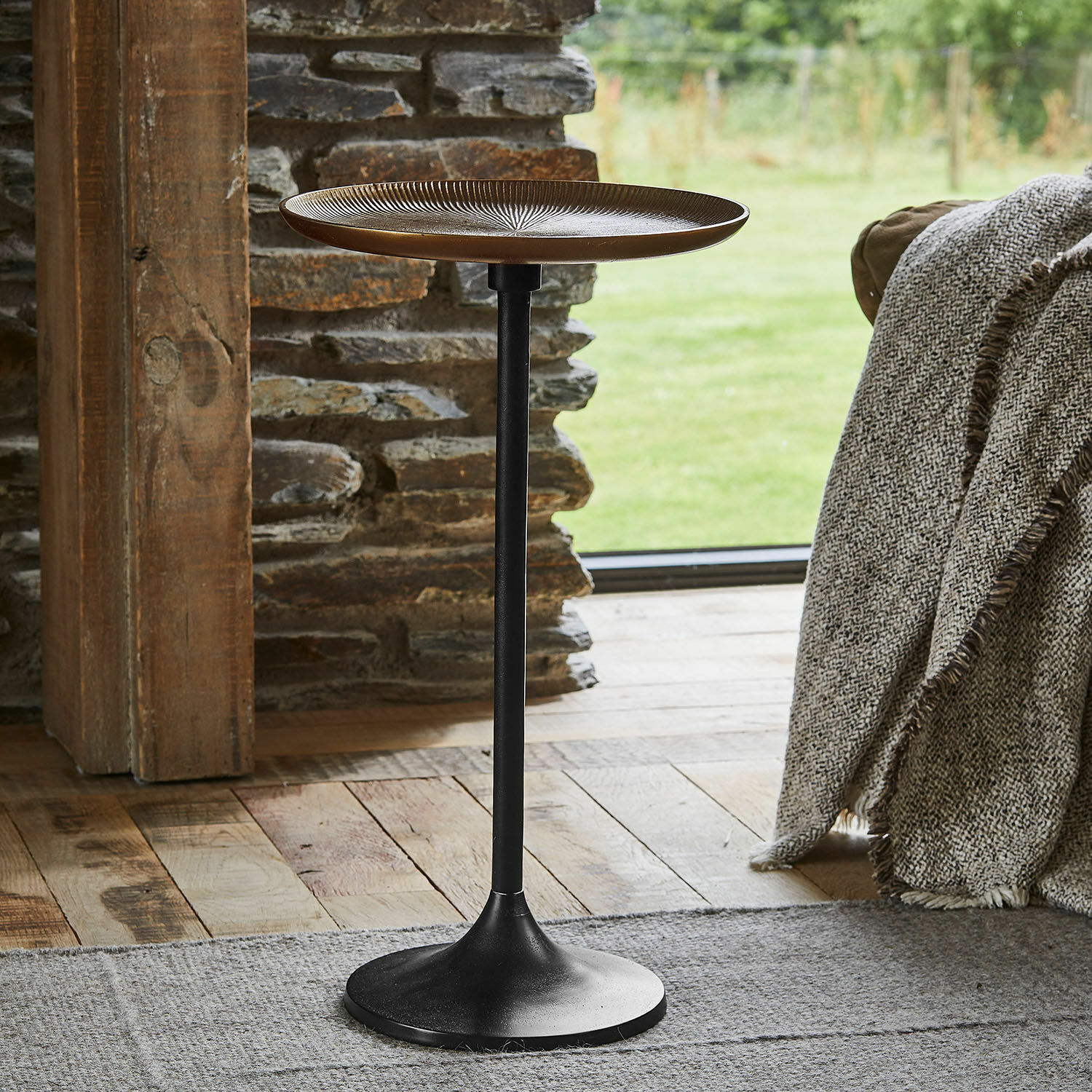 Beistelltisch Elmsford Beistelltisch aus Metall mit brauner Platte und schwarzem Fuss, ideal für Wohnzimmer und Dekoration.