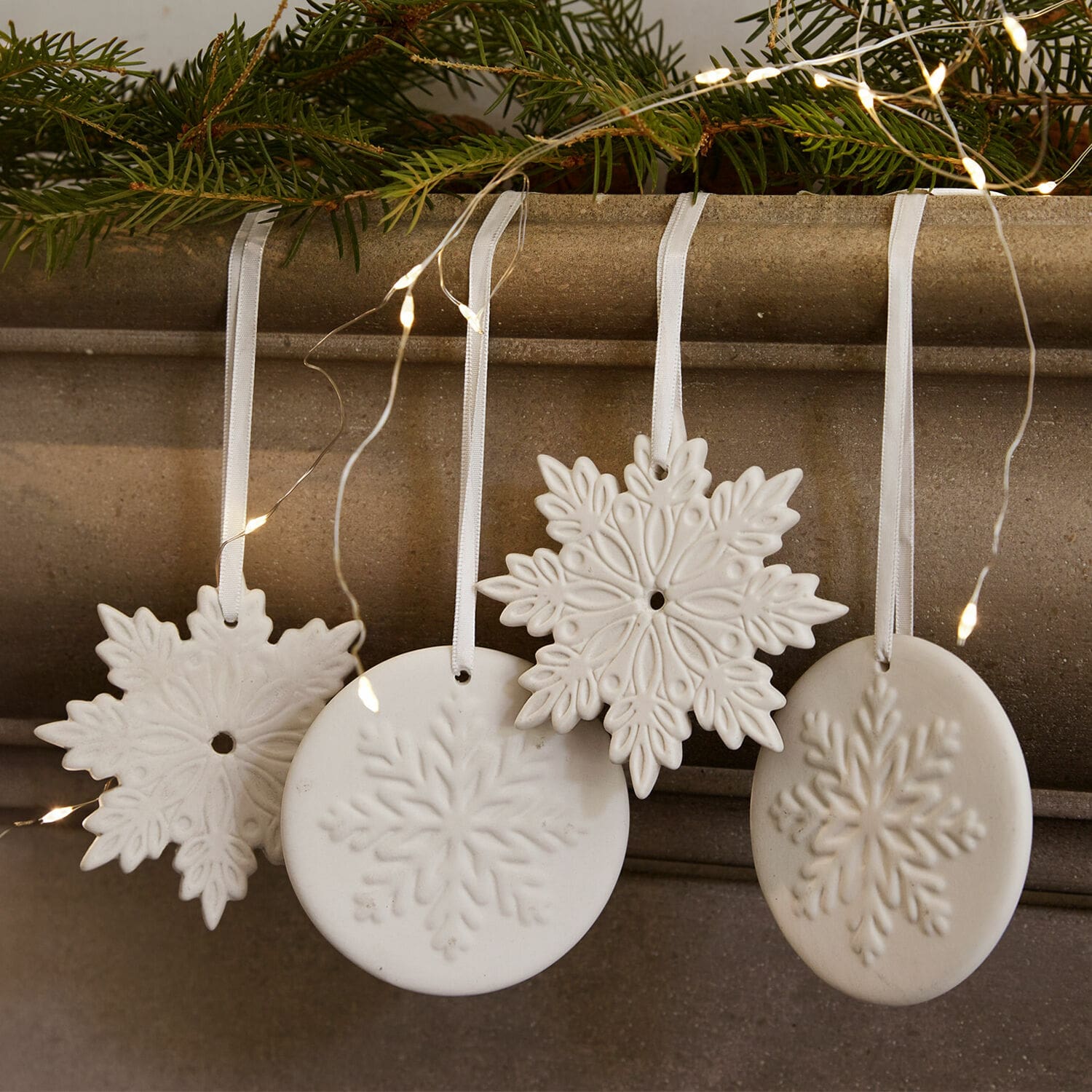 Anhänger 4er Set Jorval Weisse Keramik-Weihnachtsanhänger in Schneeflockenform mit Bändern und LED-Lichterkette