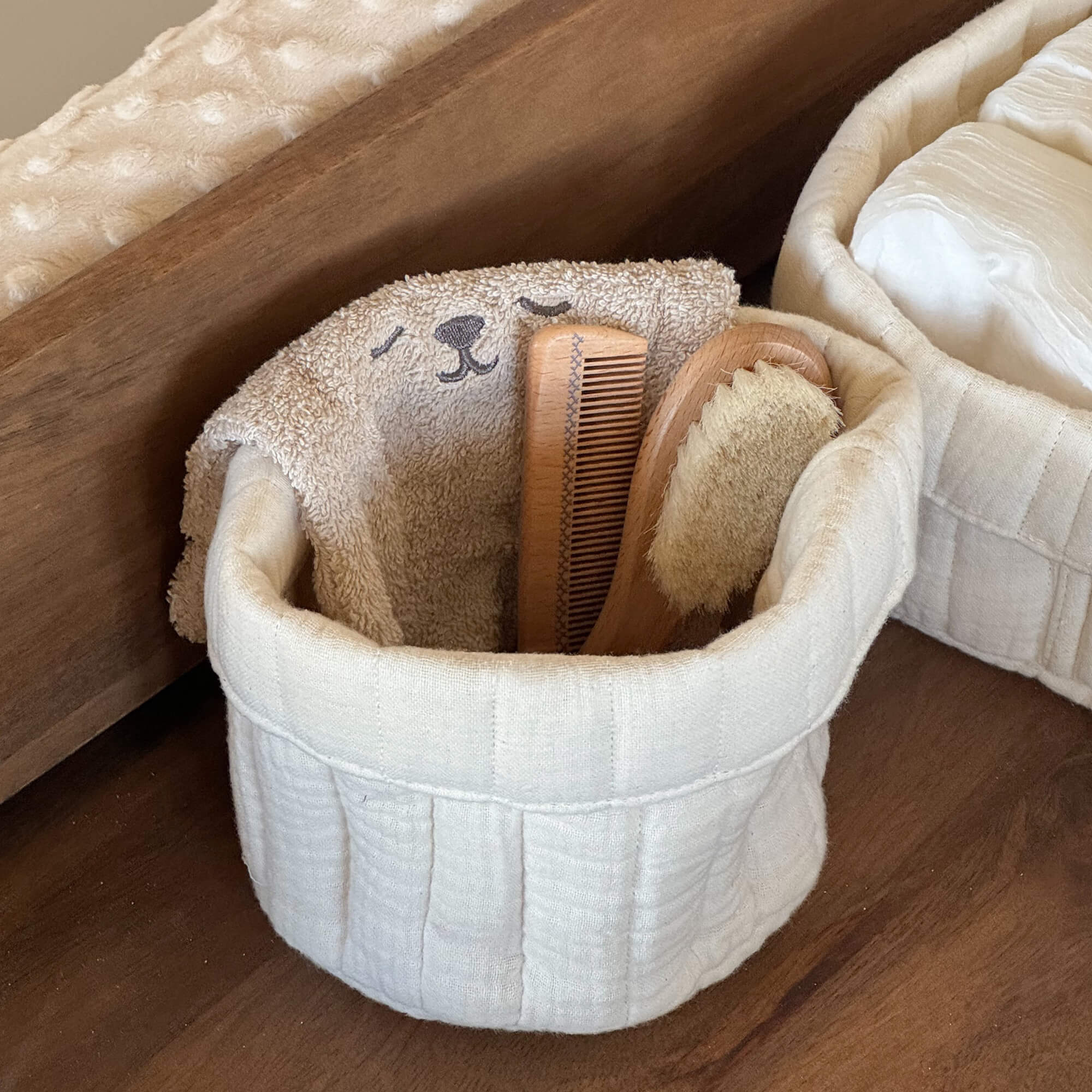 Beiger Baumwollkorb mit weichem Handtuch und Holzbürste, natürliche Badezimmeraccessoires