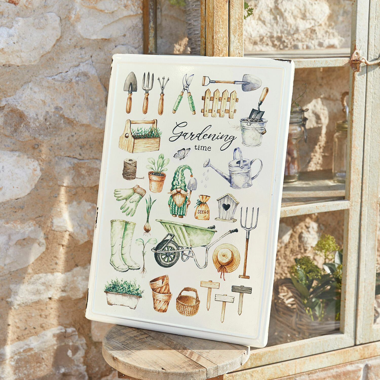 Dekoschild Whyalla Dekorative Metalltafel mit Gartenwerkzeugen und dem Schriftzug «Gardening Time» in Pastellfarben