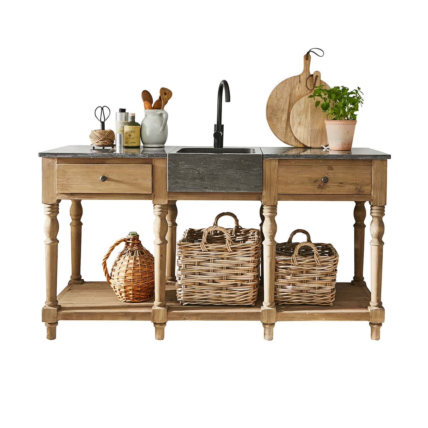 Holztisch mit Schubladen, Steinspüle und Weidenkörben, rustikaler Küchenstil