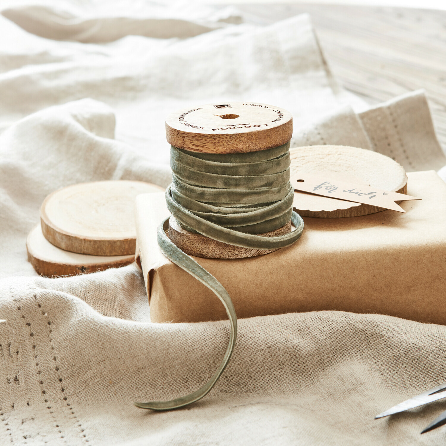 Samtband Olessa Grünes Samtband auf Holzspule mit Naturpapier zum Verpacken und Schere