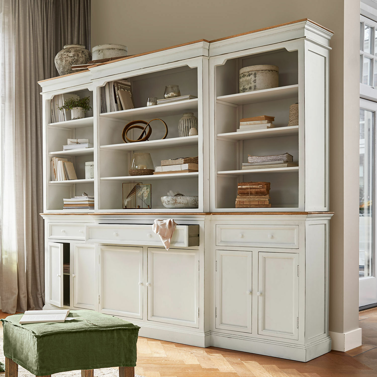 Schrank Highcliffe Weisse Holzvitrine mit Regalen und Schubladen im Vintage-Stil fürs Wohnzimmer