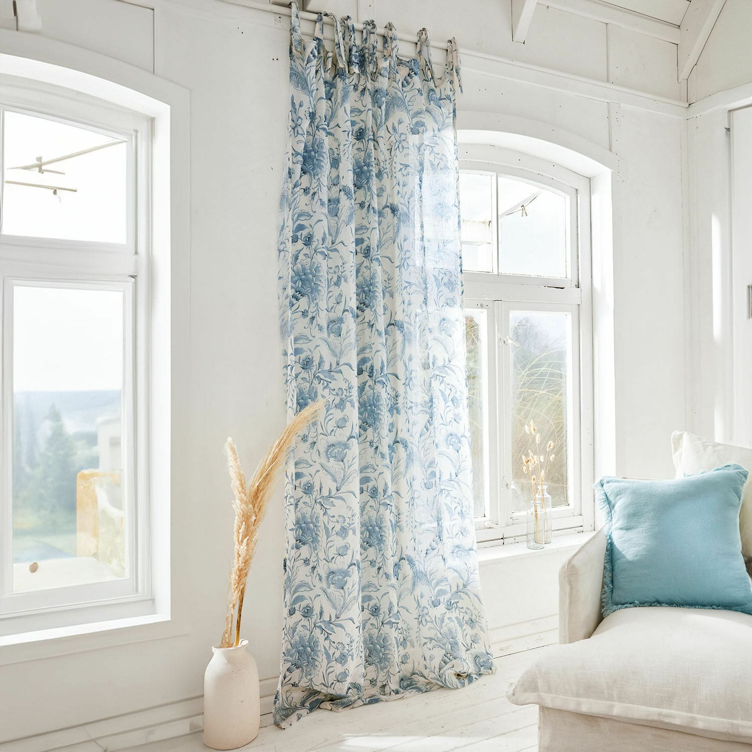 Gardine Bazas Leichter Vorhang mit blauem Blumenmuster auf weissem Stoff, Fensterdekoration im Wohnzimmer