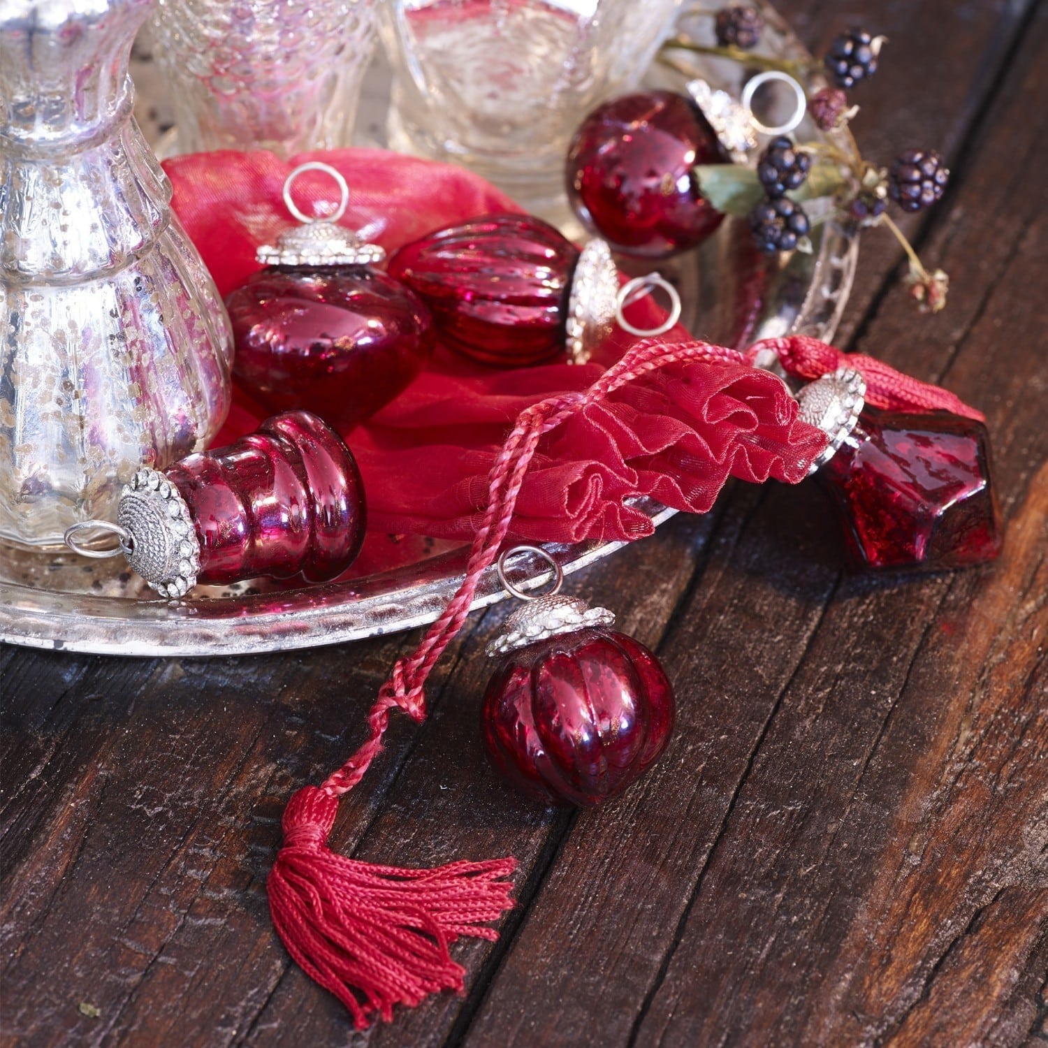 Weihnachtsschmuck 6er Set Levier Rote Glas-Weihnachtsanhänger mit Quasten auf Holztisch neben silbernem Tablett