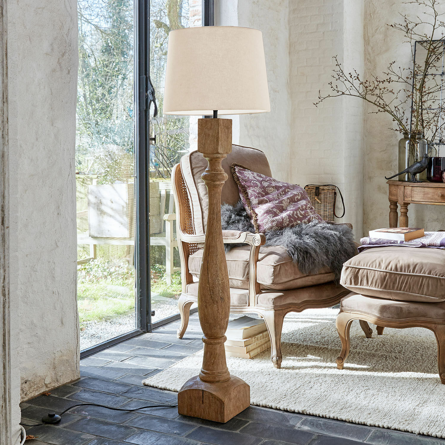 Stehlampe Fernisto Stehlampe aus Holz mit beigem Lampenschirm in einem gemütlichen Wohnzimmer mit Sesseln und Teppich