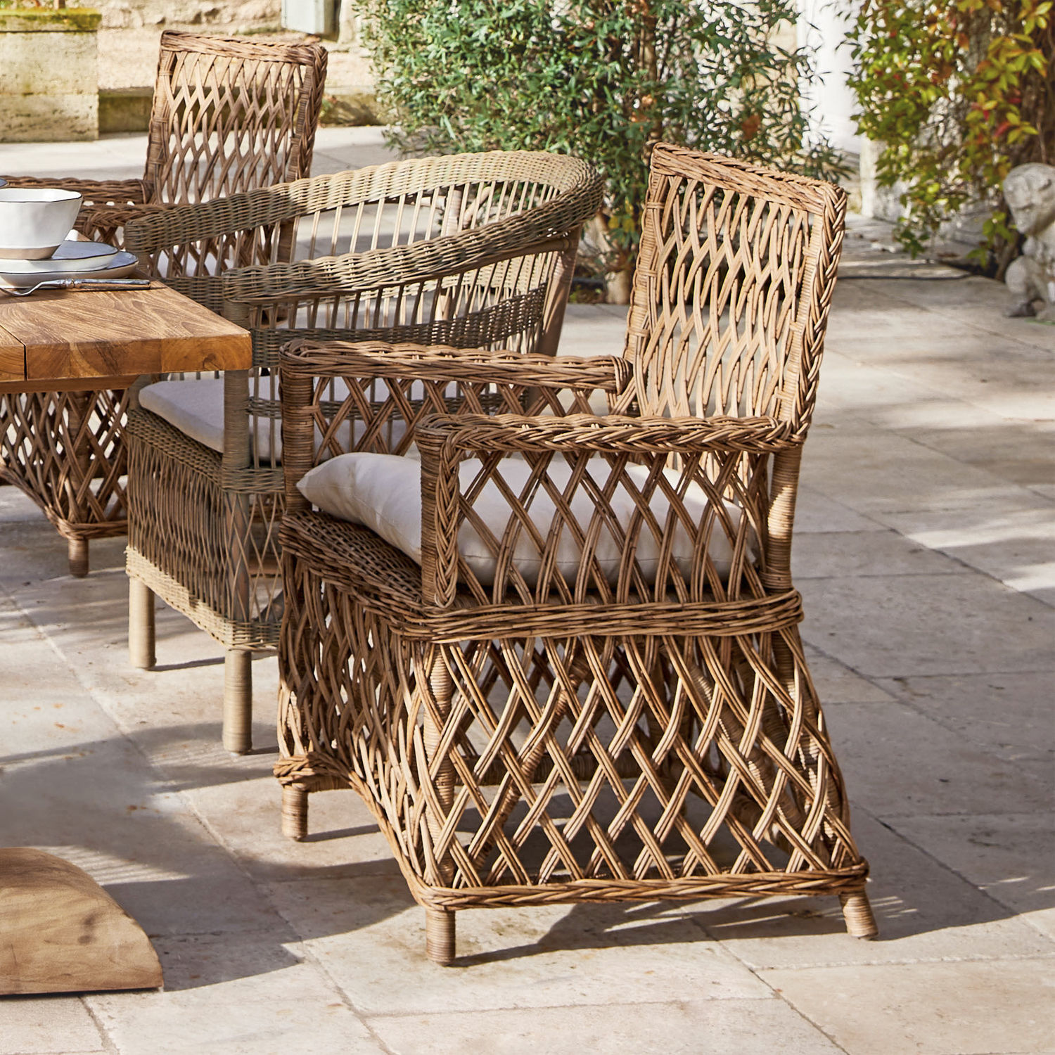 Sessel Elkiovar Rattanstuhl in Naturfarbe mit weissem Kissen für Terrasse oder Gartenmöbel