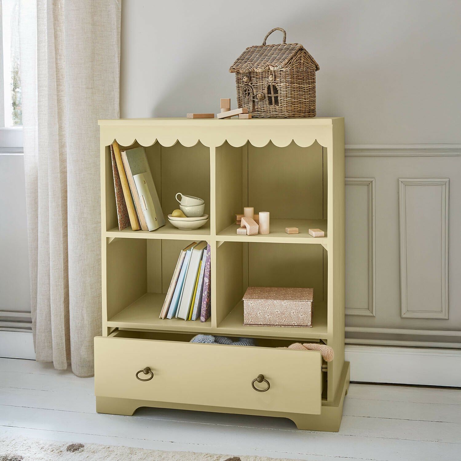 Kinderregal Frollin Beige Holzkommode mit vier Fächern und Schublade, dekorativer Weidenkorb oben