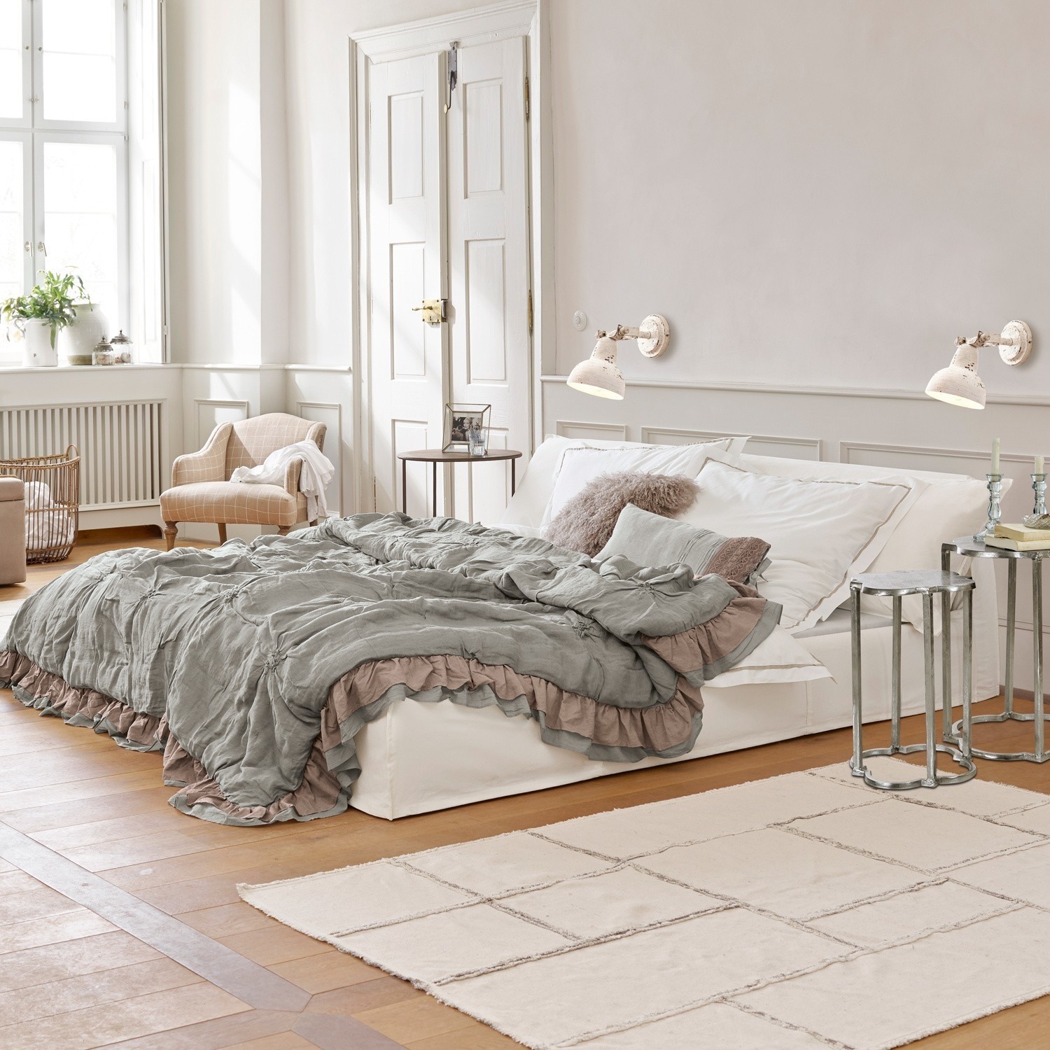 Bett Cottonwood Gemütliches Schlafzimmer mit weissem Bett und graugrüner Rüschendecke auf hellem Holzboden