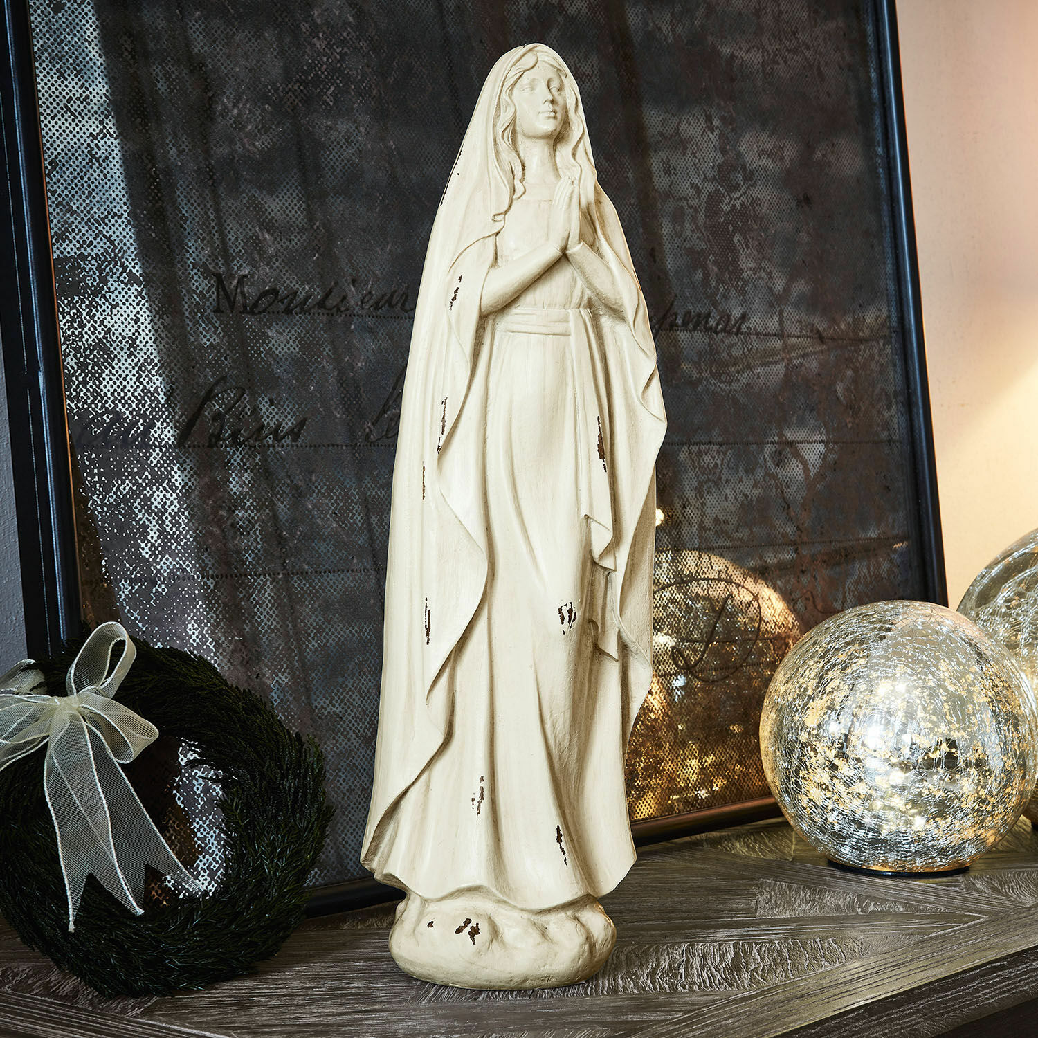 Figur Antiere Dekorative Statue der Jungfrau Maria aus hellem Material mit antikem Finish auf Tisch mit Weihnachtsdekoration